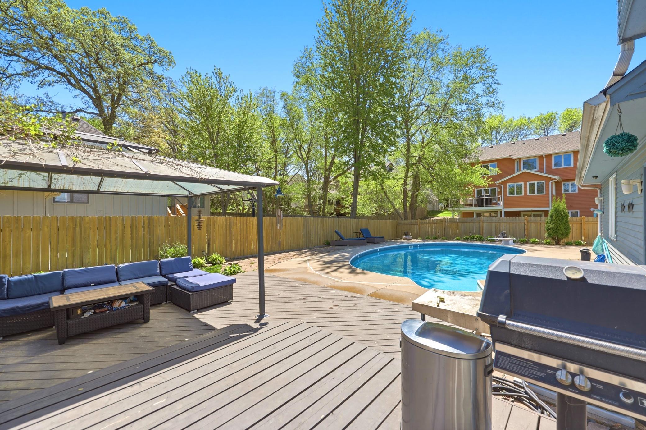 Great deck with built in gas line to the grill!