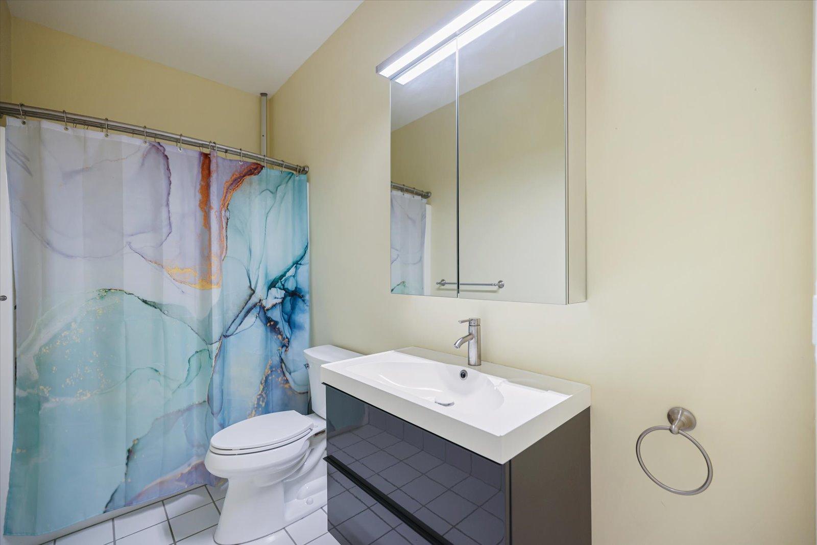 Upper level full bath