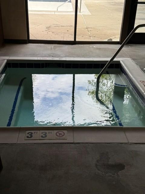 6075 Lincoln Drive #203, Edina, MN 55436 Hot tub