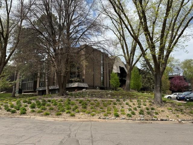 6075 Lincoln Drive #203, Edina, MN 55436 beautiful landscaping