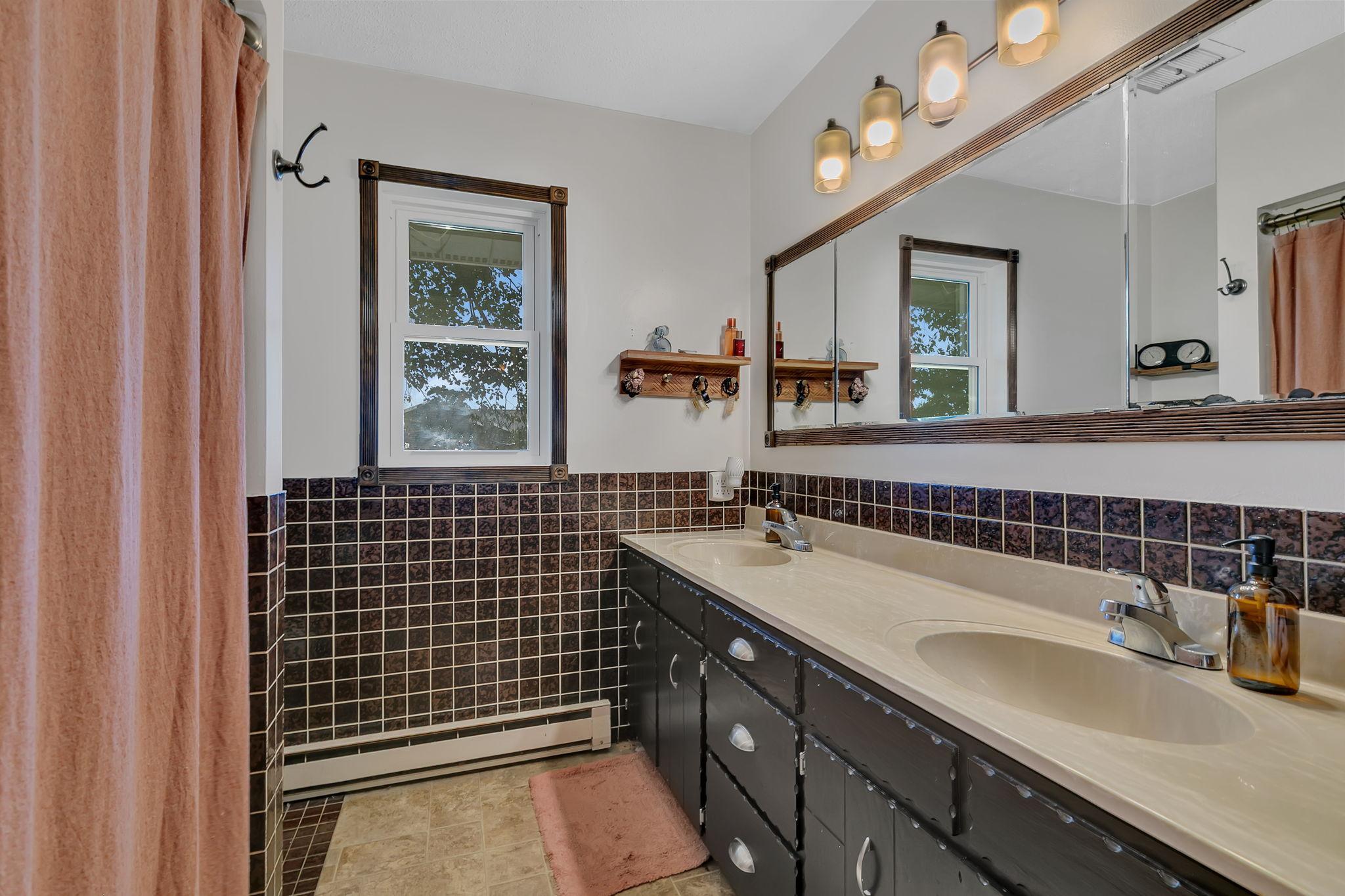 Full bathroom - main level