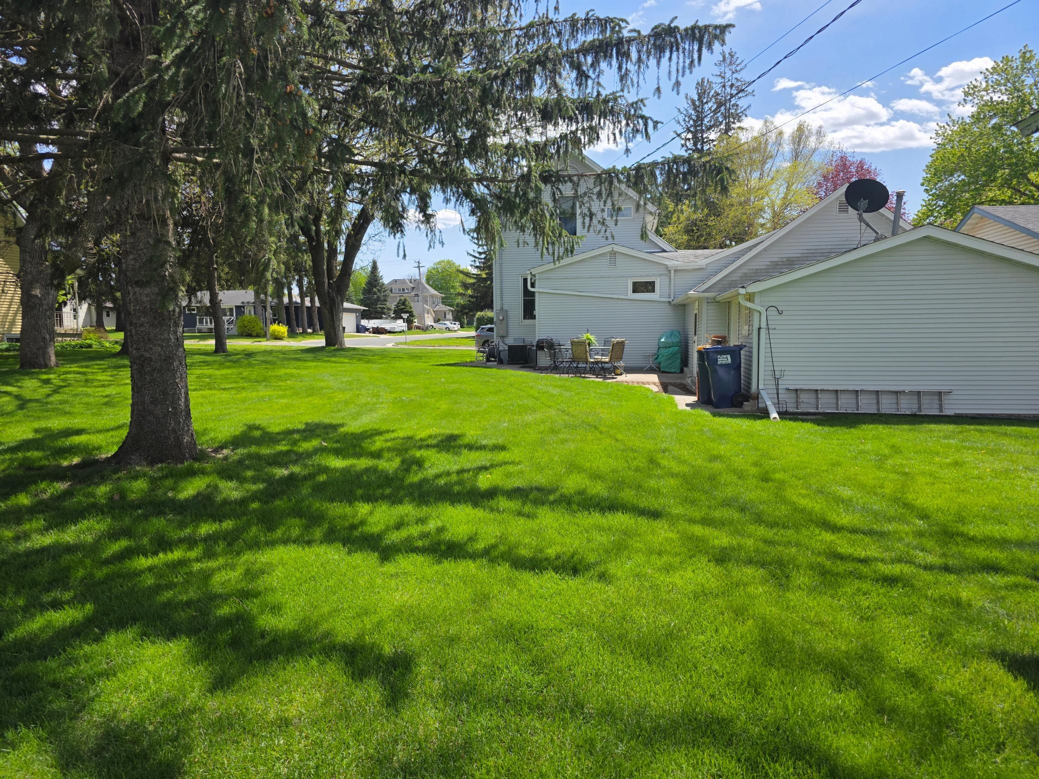 Beautiful, large yard!