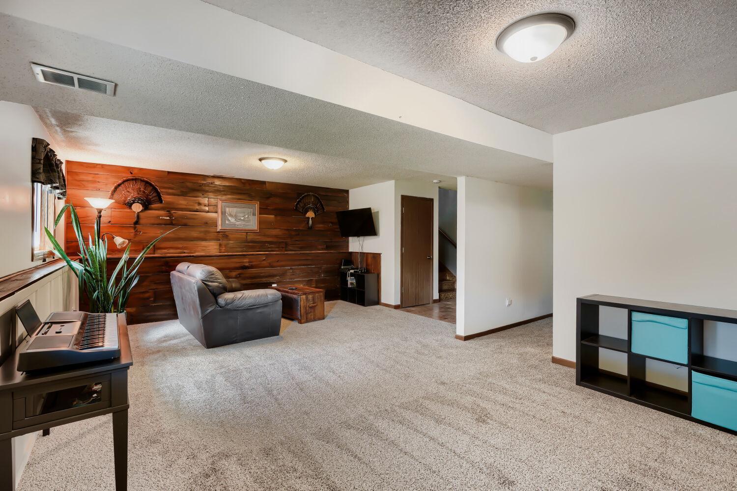 18095 Echo Terrace - Web Quality - 015 - 15 Family Room.jpg