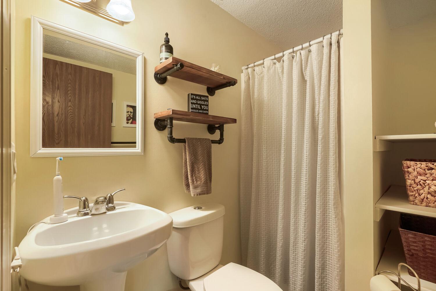 18095 Echo Terrace - Web Quality - 016 - 16 Powder Room.jpg