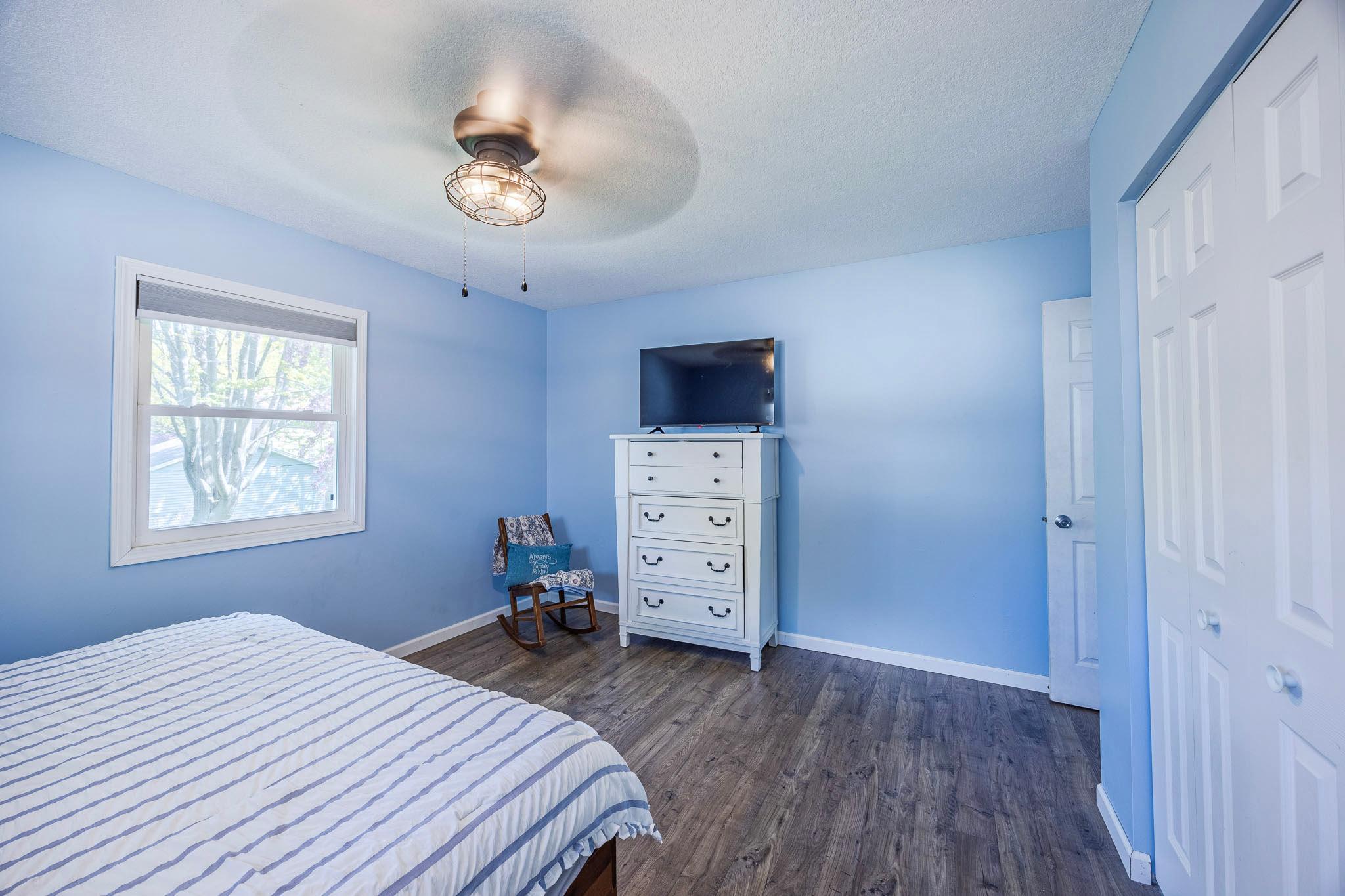 Spacious primary bedroom!