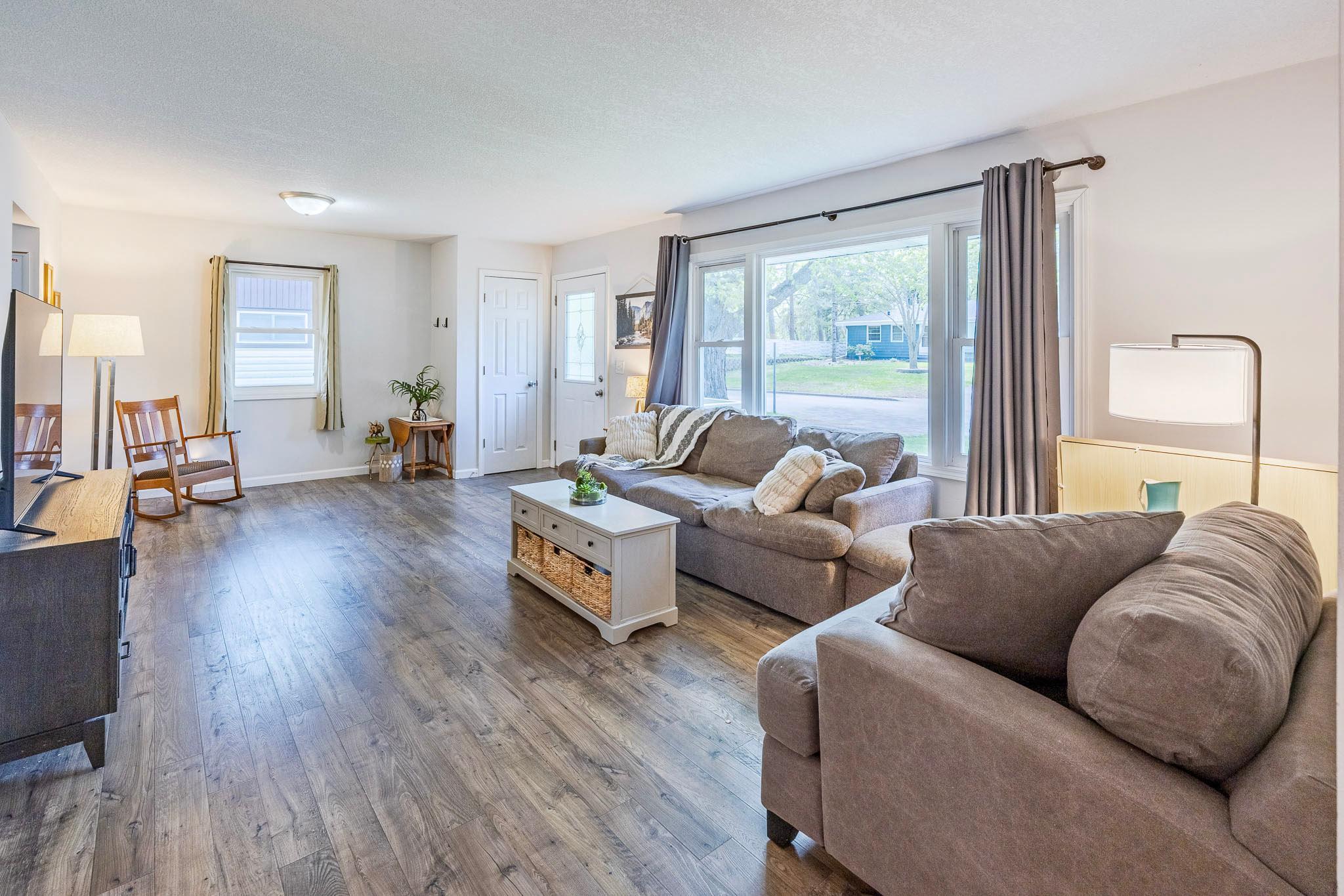 Light, Open living room!