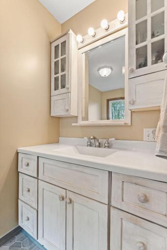 The vanity and sink are across from the soaking tub.