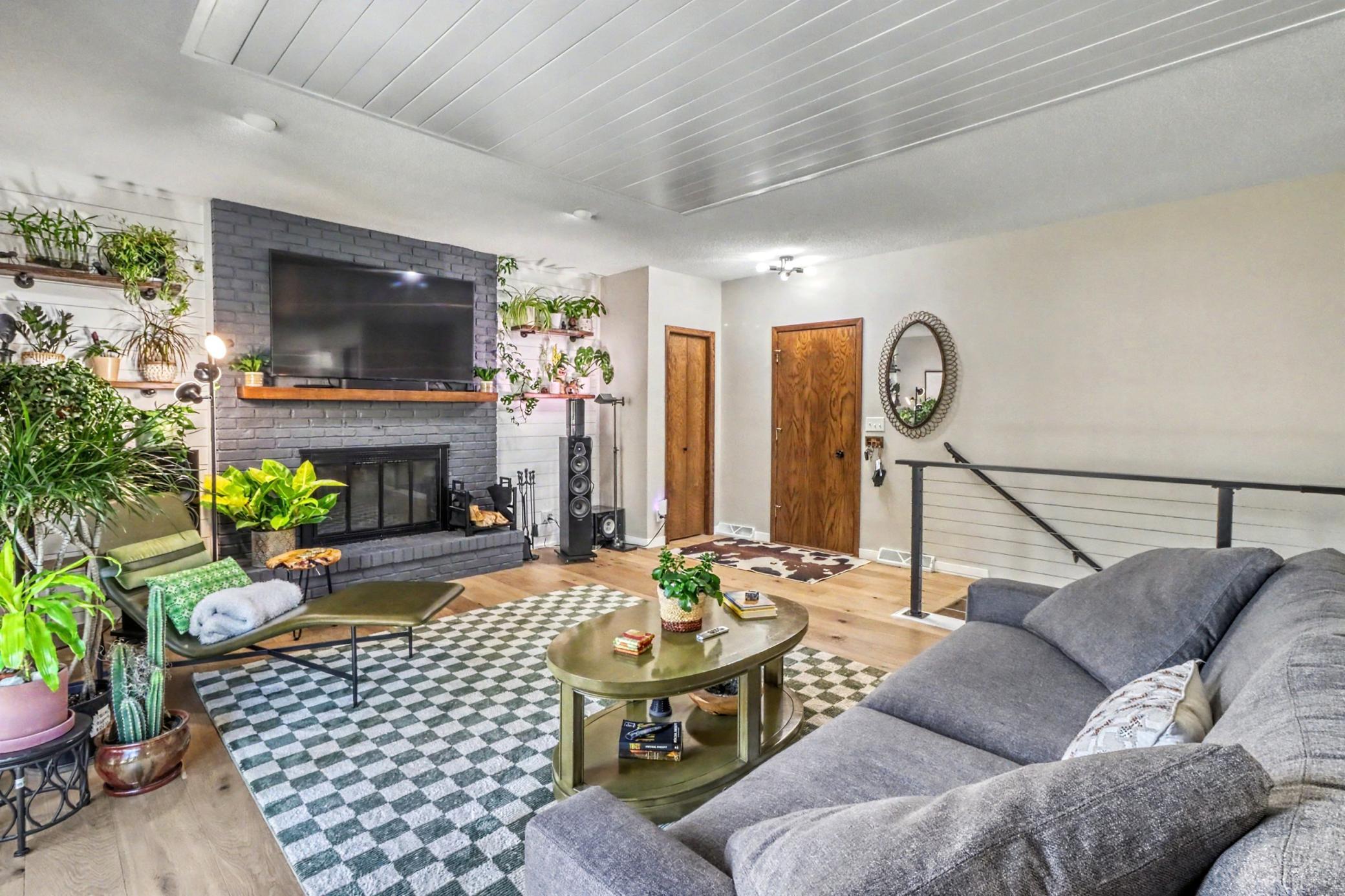 Familyroom1_1.jpeg