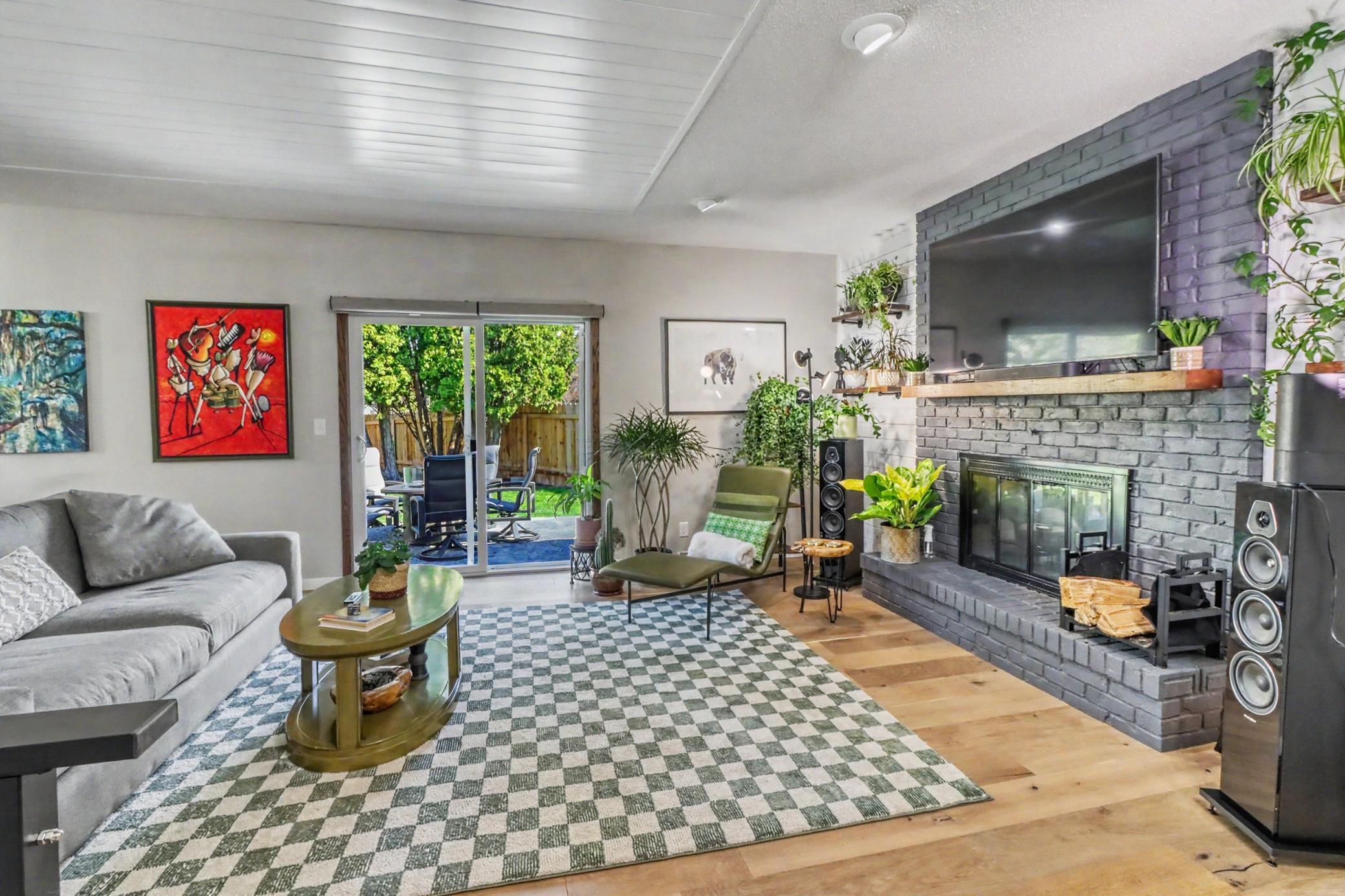 Familyroom1_3.jpeg