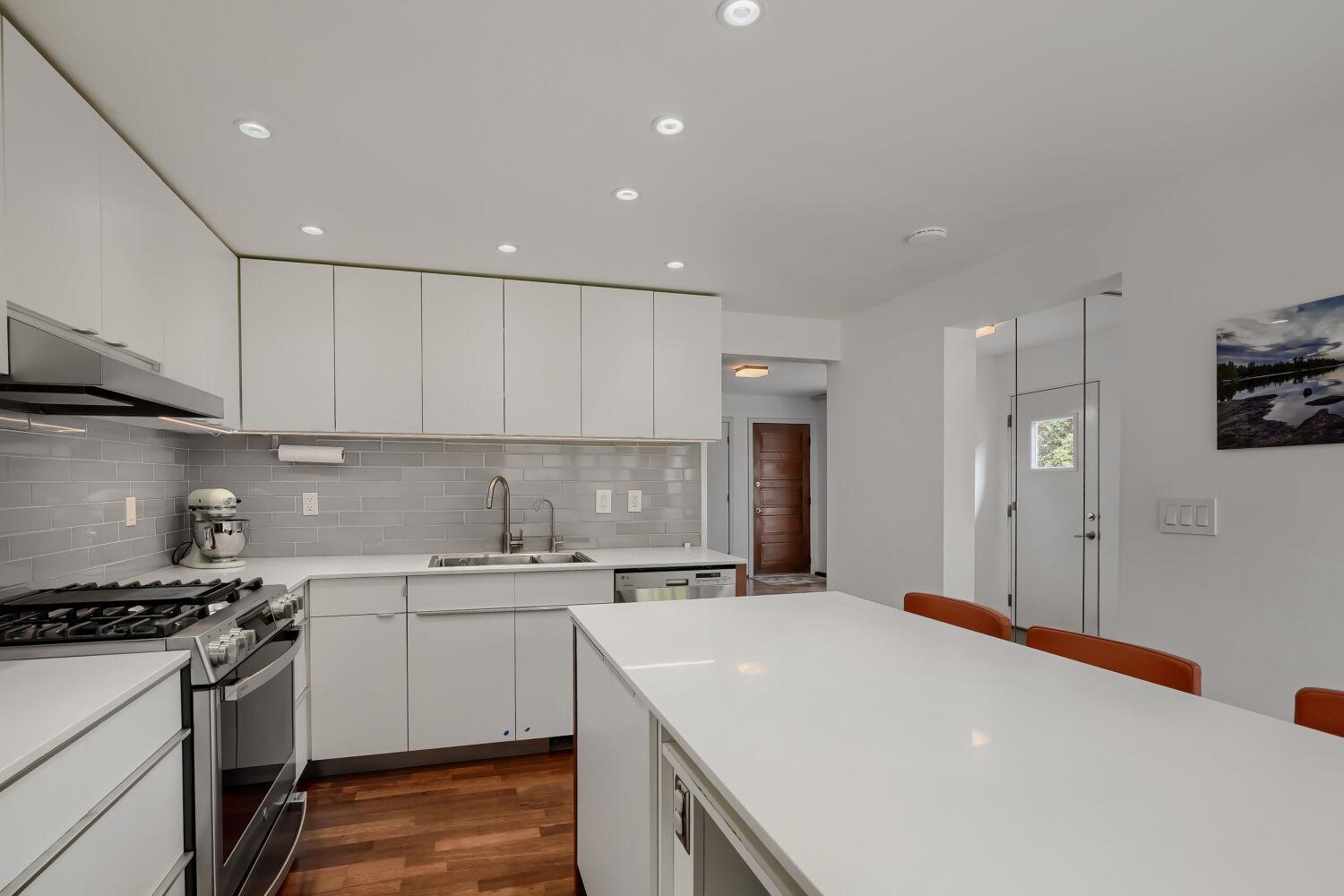 1310 Washington St NE - Web Quality - 011 - 11 Kitchen.jpg