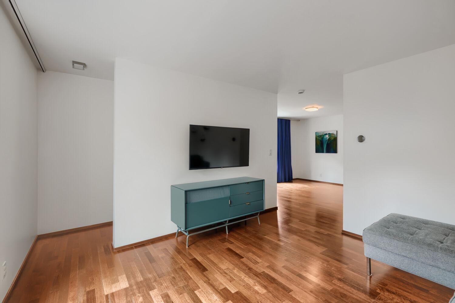 1310 Washington St NE - Web Quality - 007 - 07 Living Room.jpg