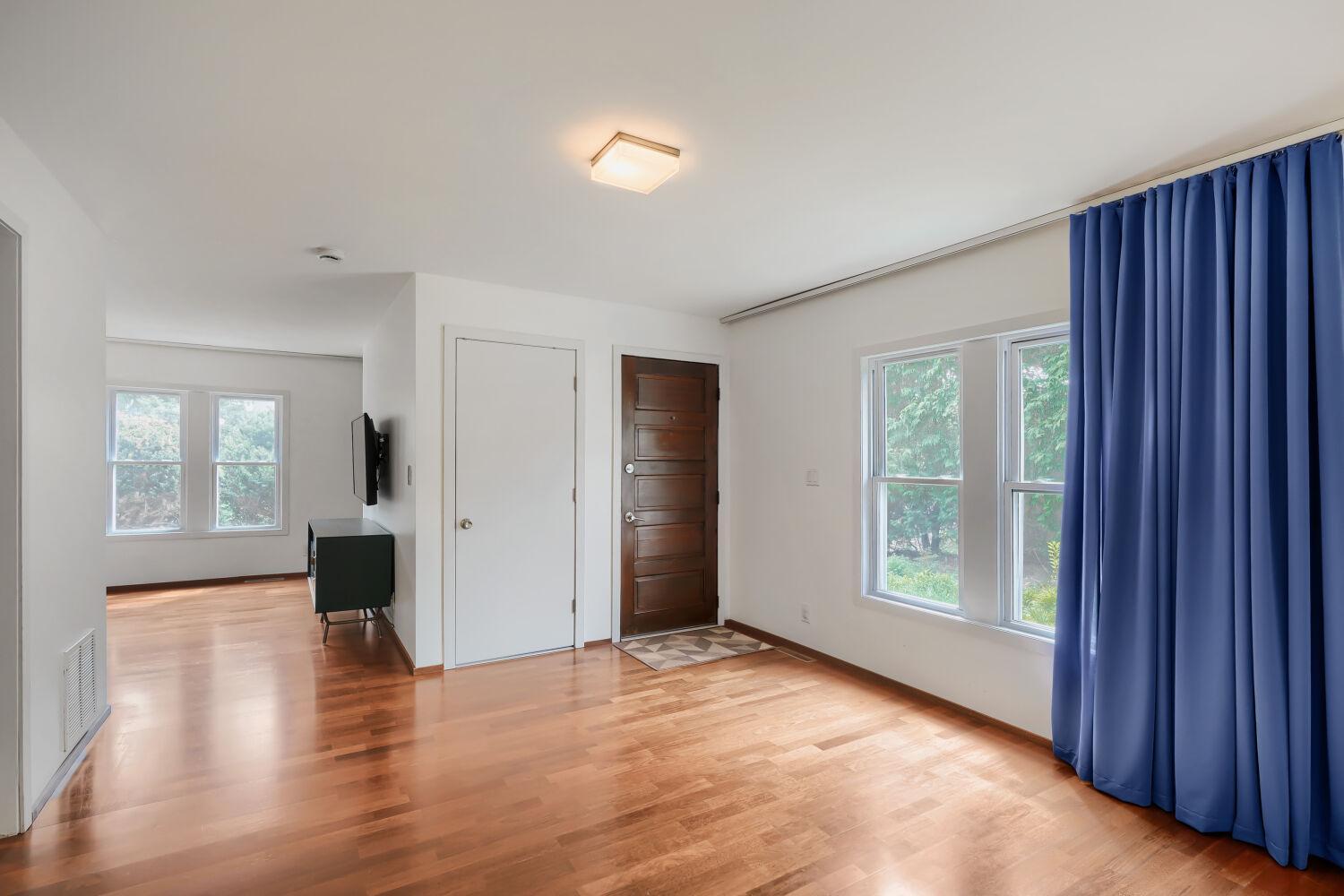1310 Washington St NE - Web Quality - 003 - 03 Foyer.jpg