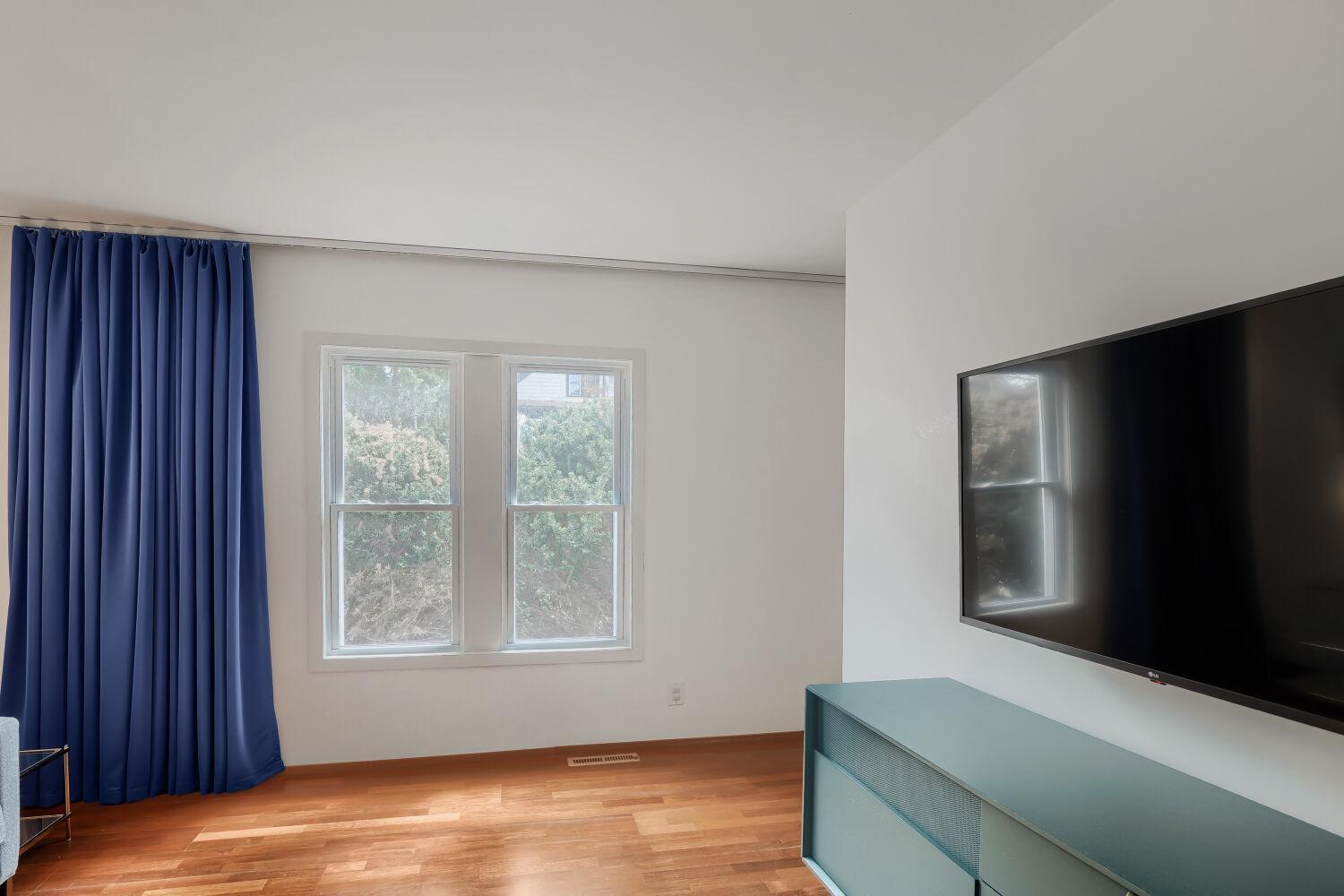 1310 Washington St NE - Web Quality - 006 - 06 Living Room.jpg