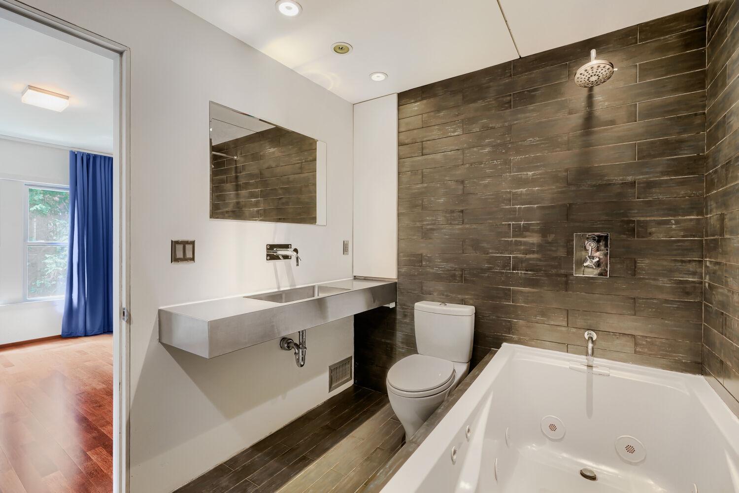 1310 Washington St NE - Web Quality - 023 - 23 Bathroom.jpg