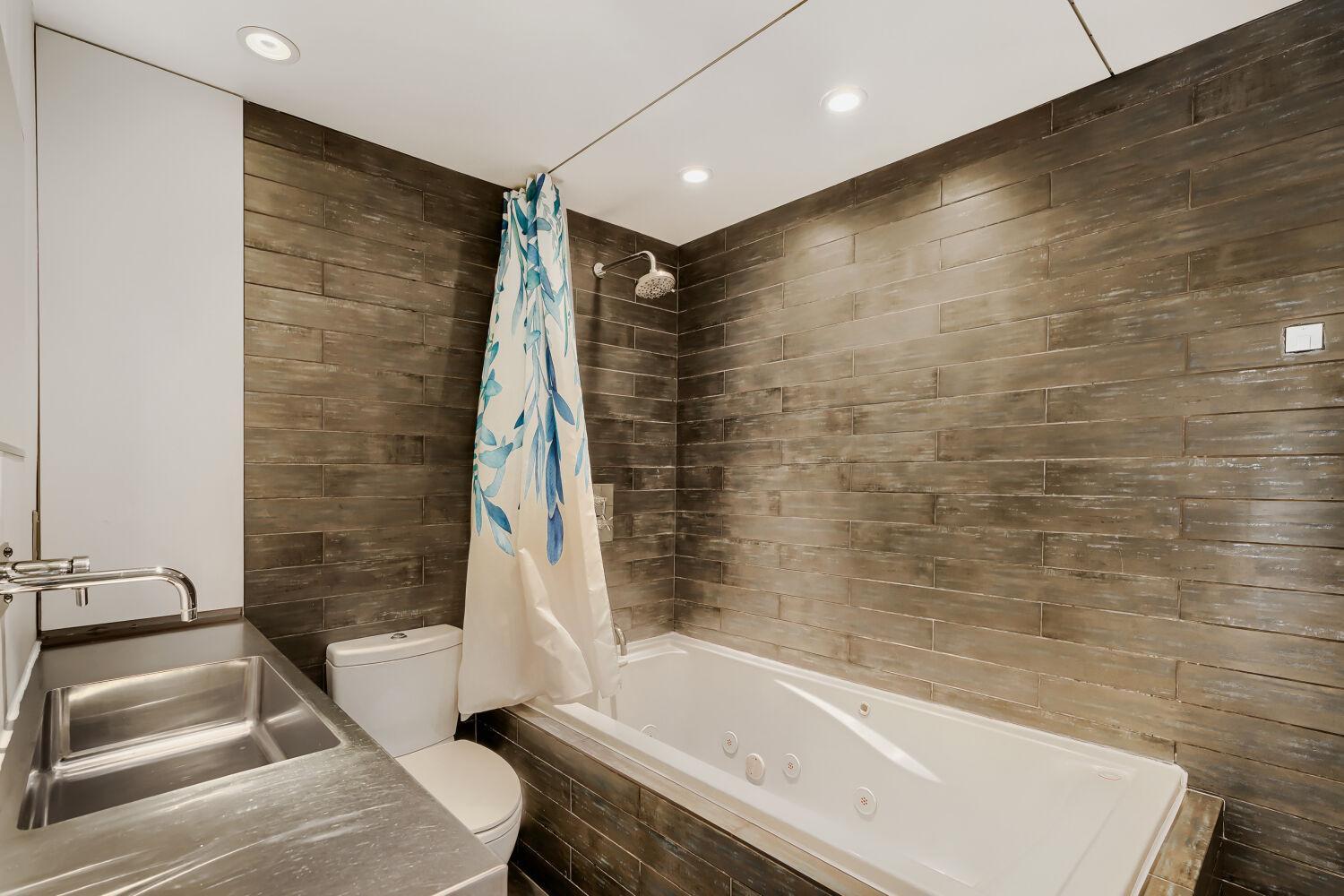 1310 Washington St NE - Web Quality - 022 - 22 Bathroom.jpg