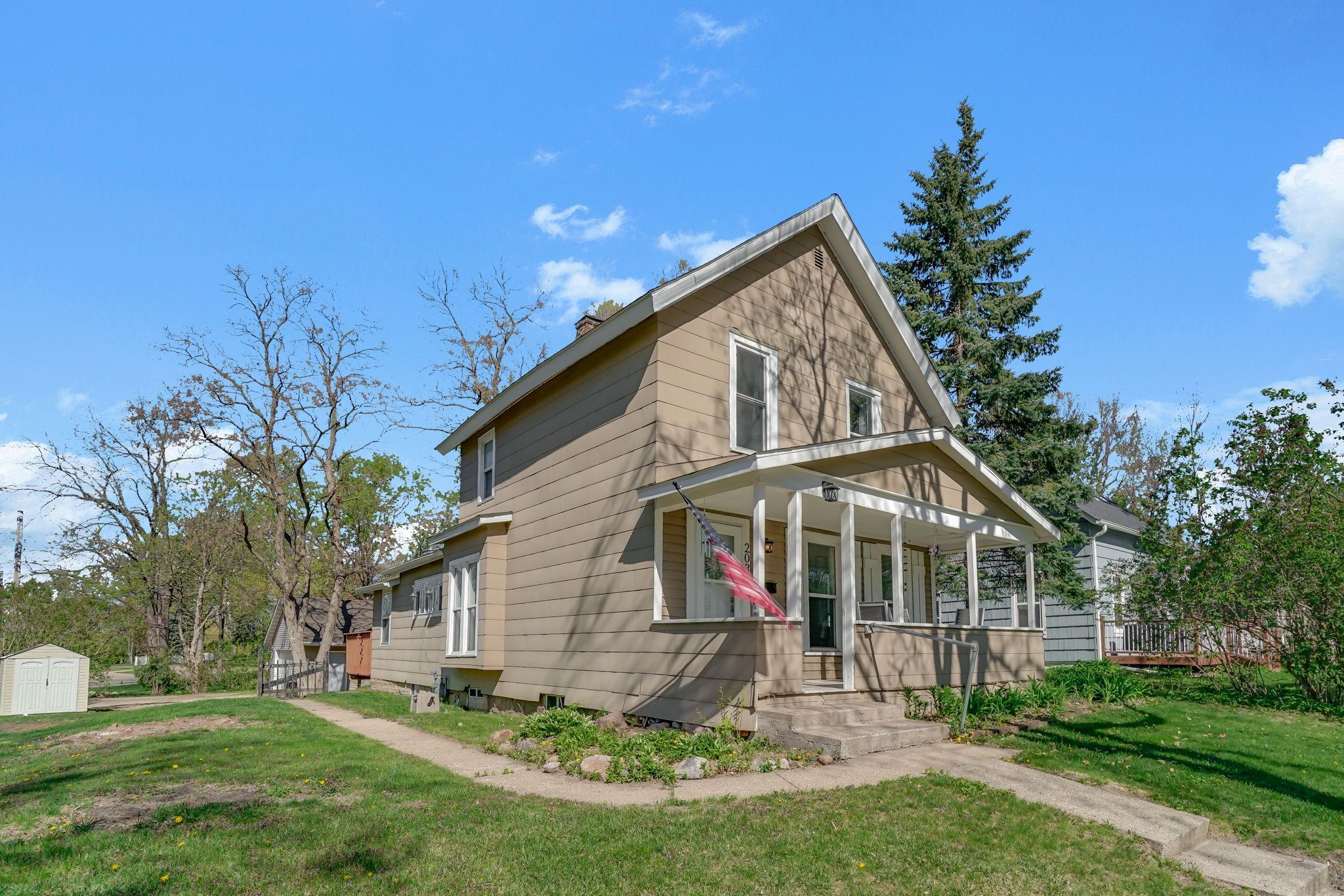 2-web-or-mls-203-2nd-Ave-NW-02.jpg