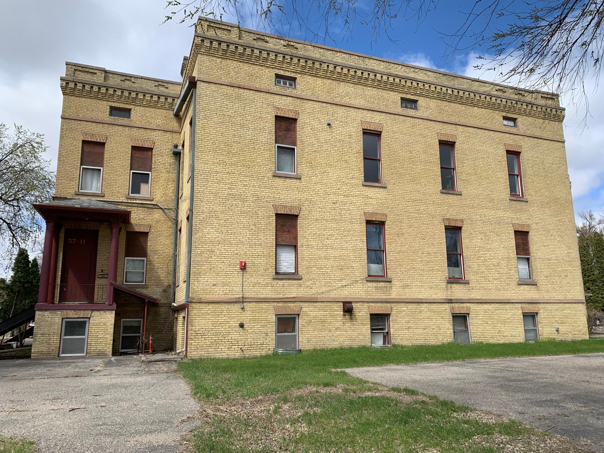 Huge Building/Only 4 apartments/Lots of parking