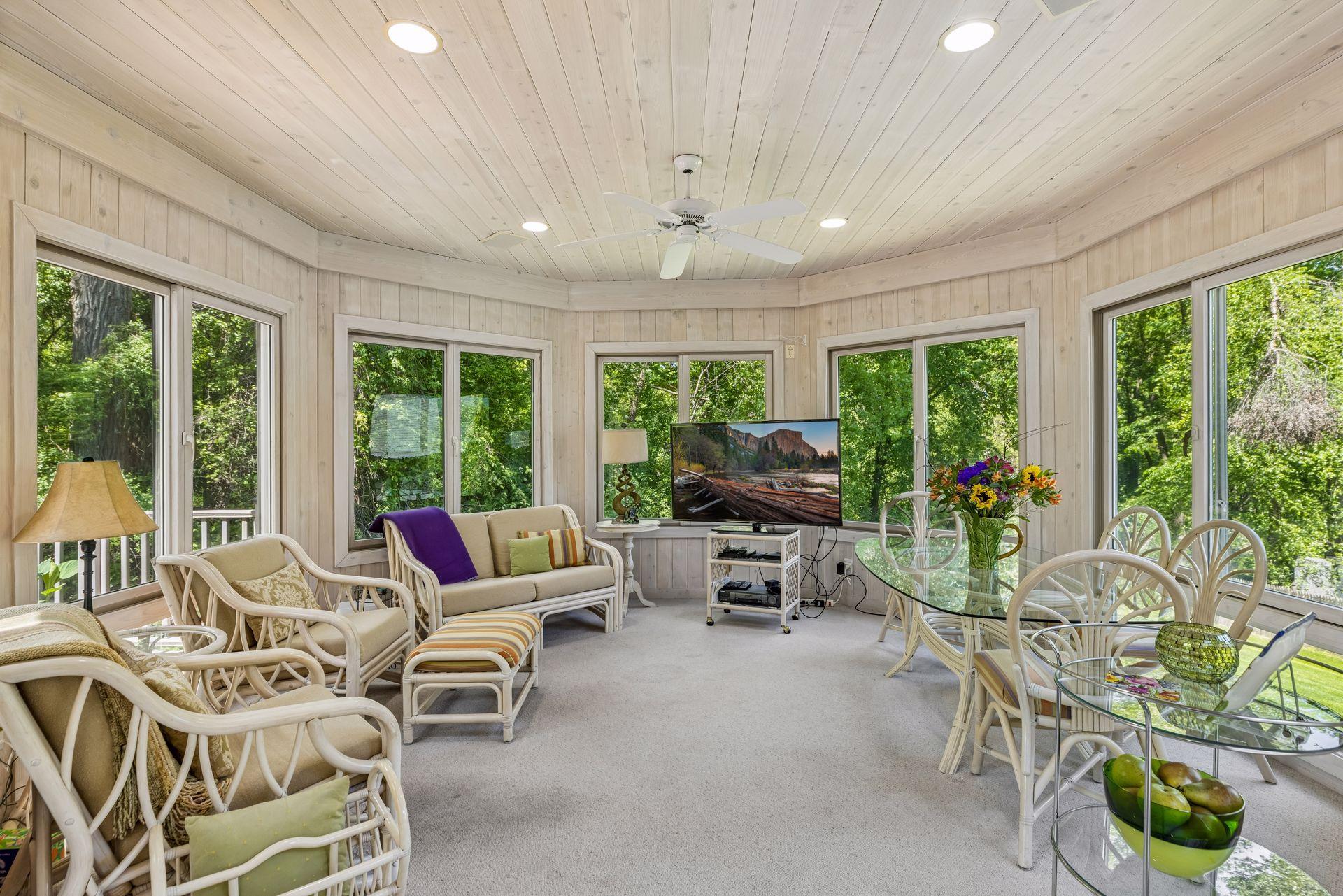 Large 3 season porch