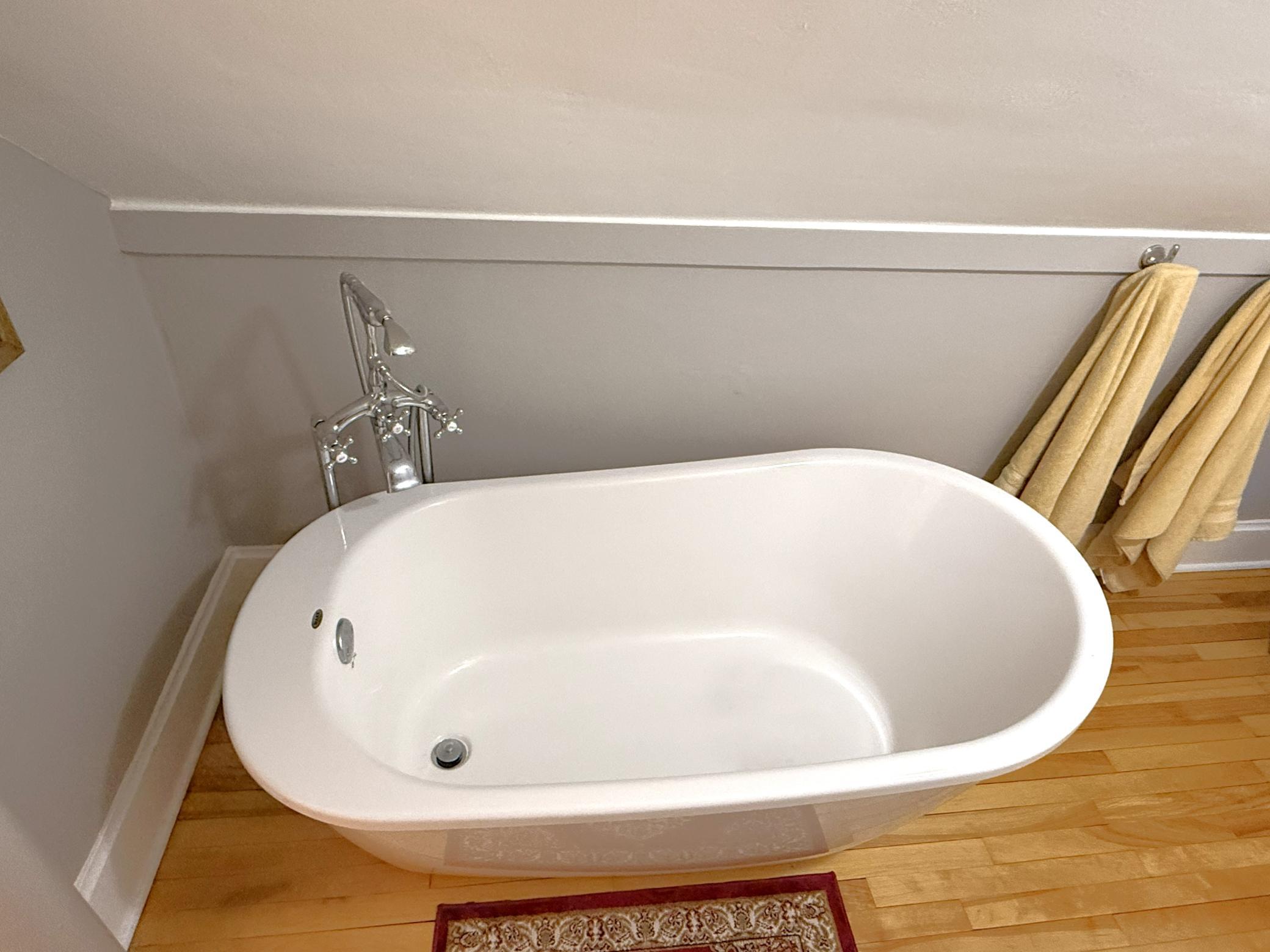32 Bathroom - Upper Level.jpg