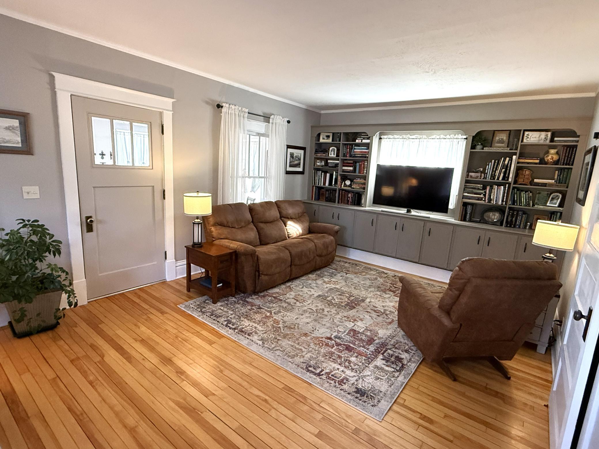 16 Living Room.jpg