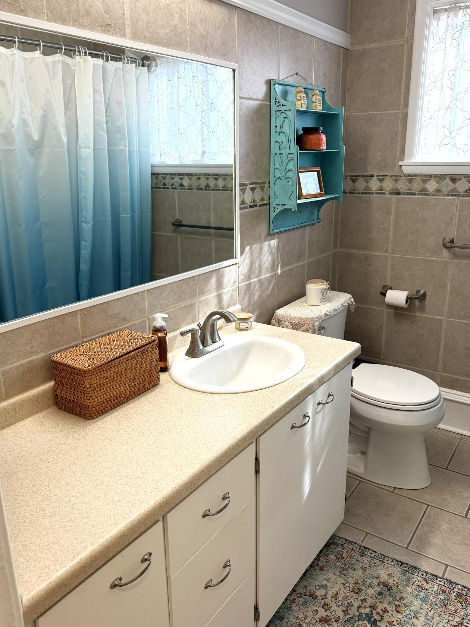 13 Main Level Bathroom.jpg