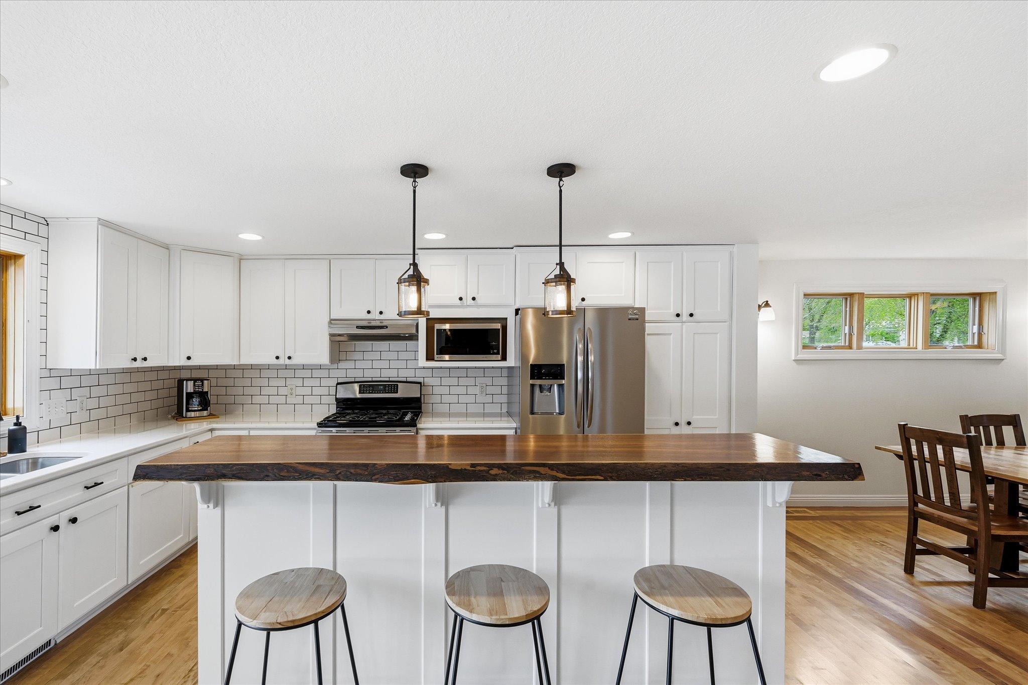 27-811 Montrose Blvd [3036401]- 027.jpg