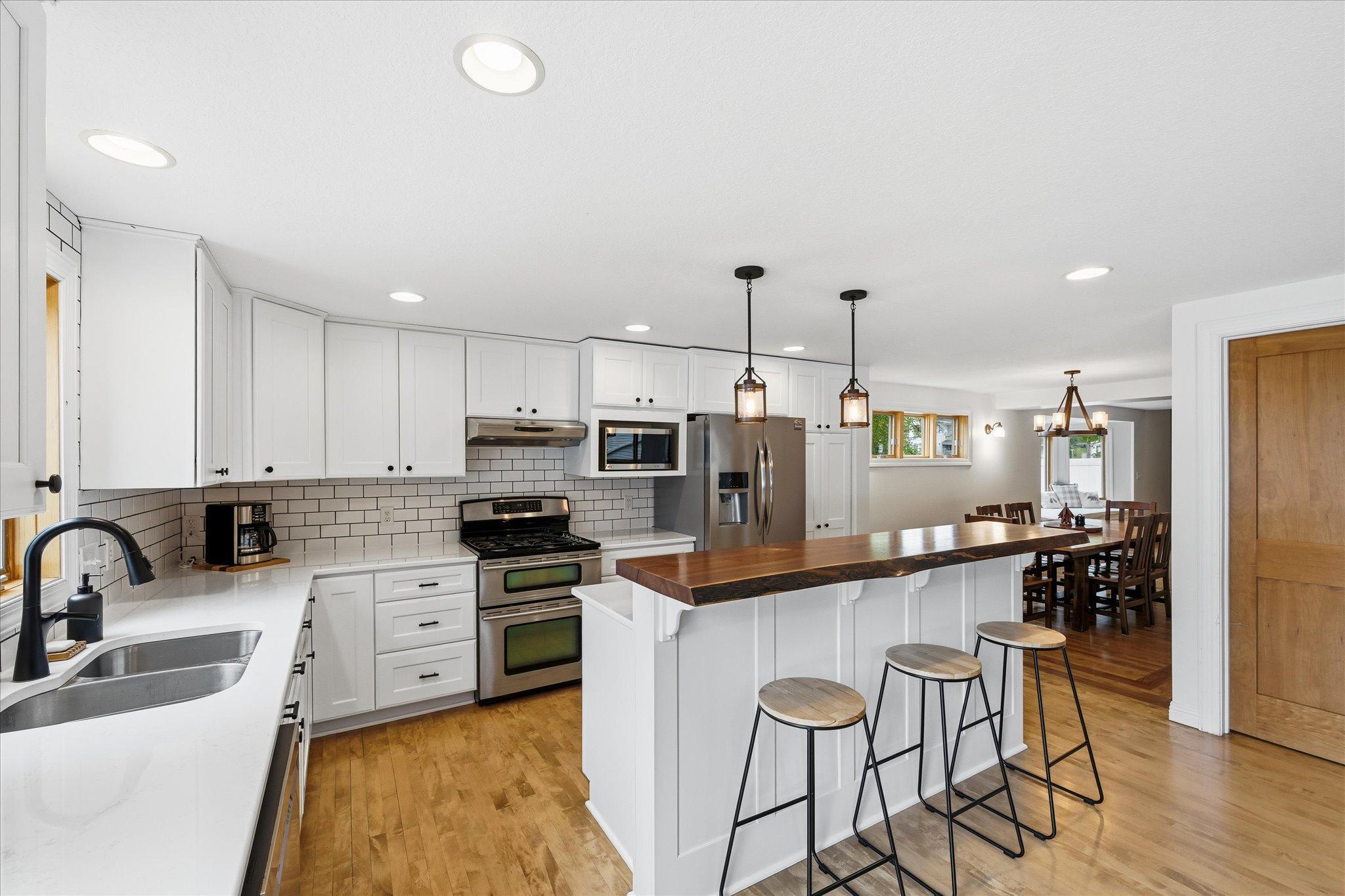 29-811 Montrose Blvd [3036401]- 029.jpg