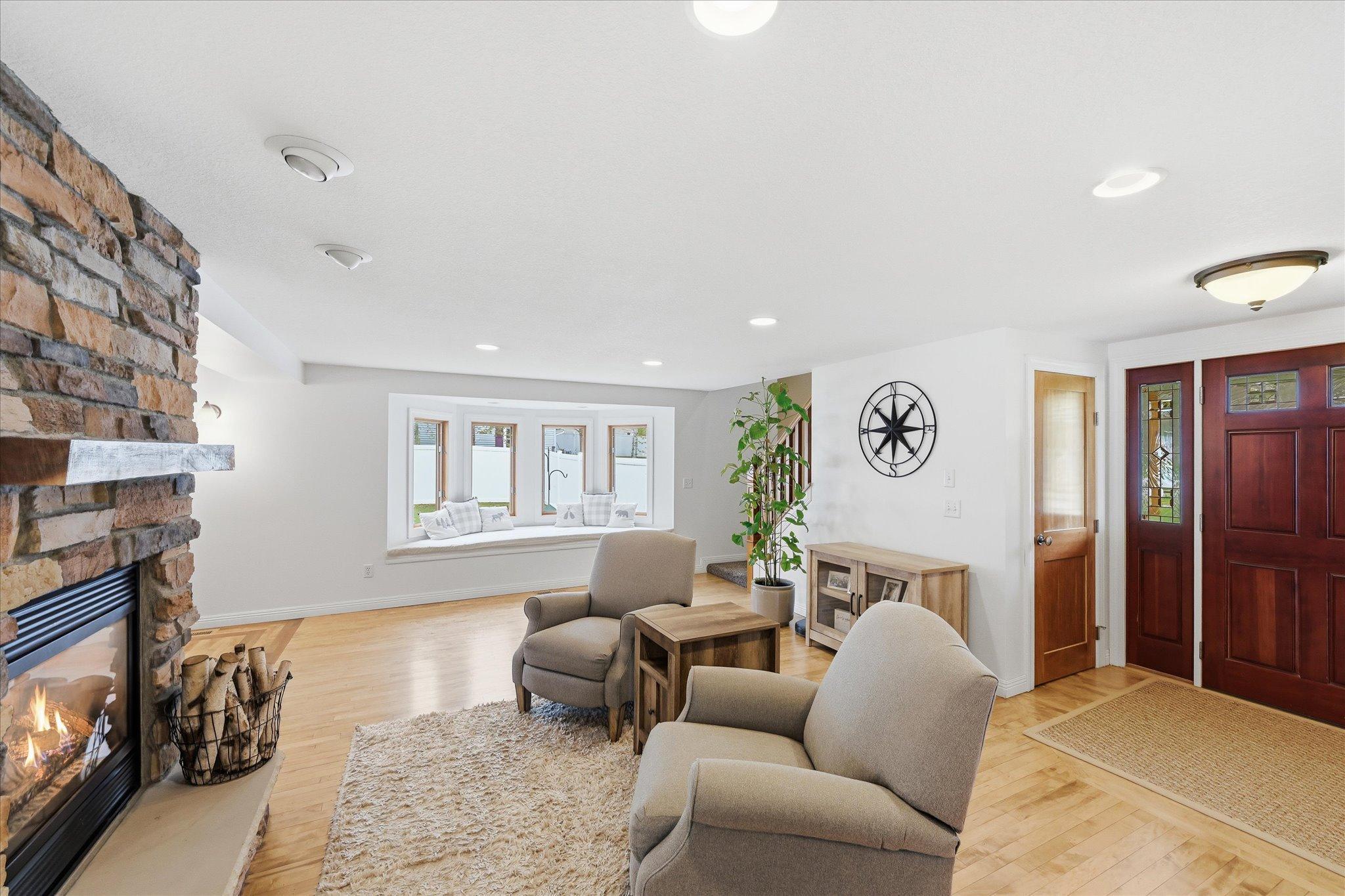 15-811 Montrose Blvd [3036401]- 015.jpg