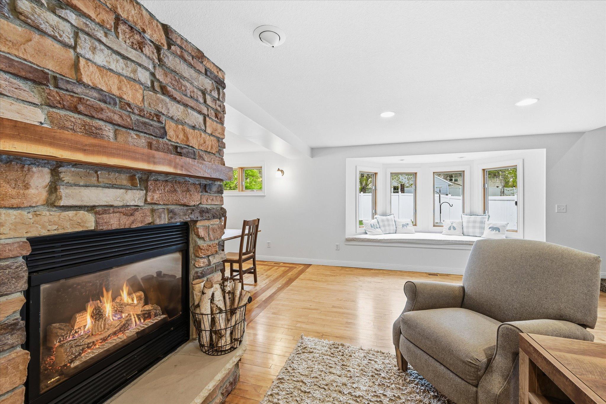 19-811 Montrose Blvd [3036401]- 019.jpg