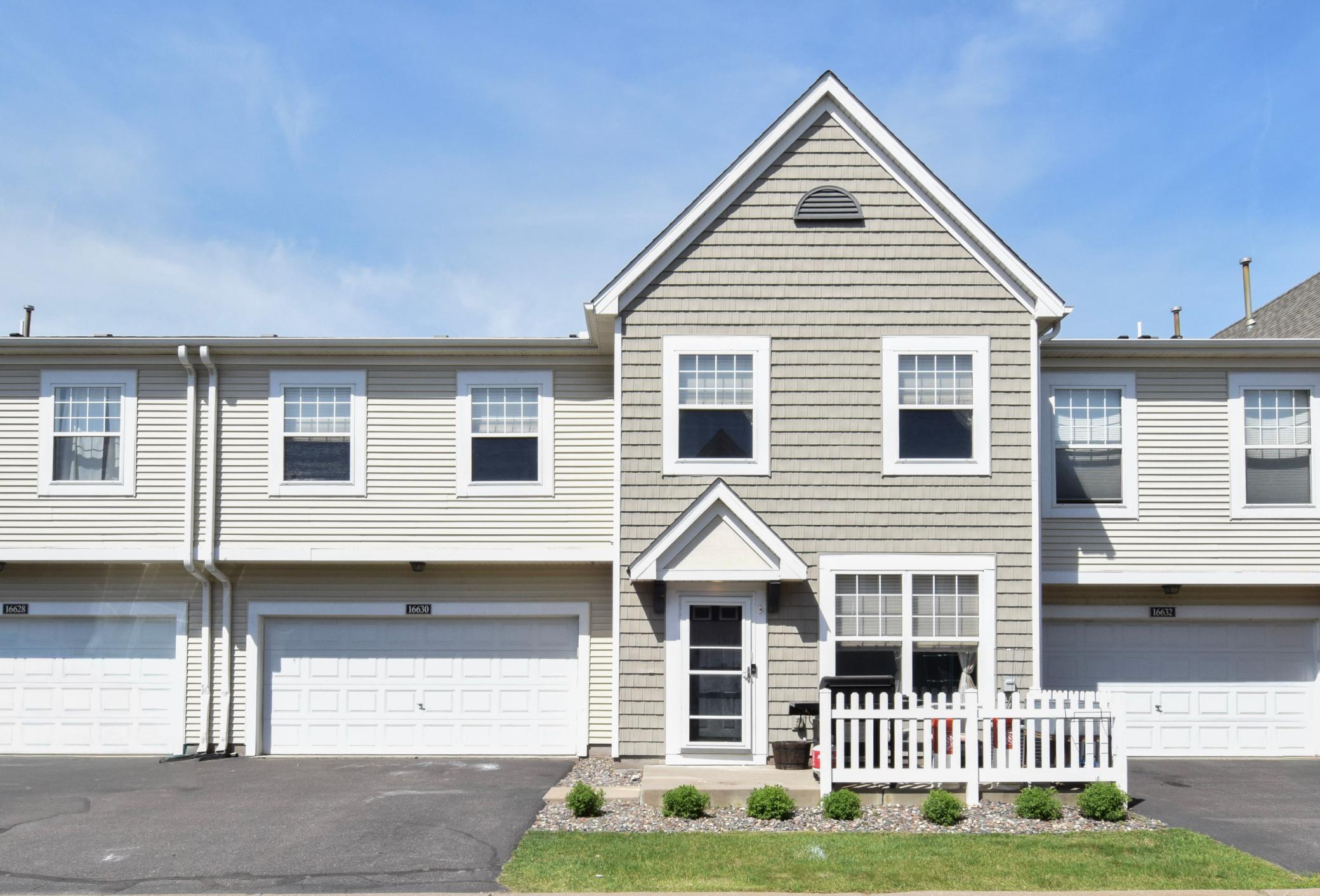 Welcome Home to this spacious townhome conveniently located near parks, dining and shopping in Otsego and Elk River!