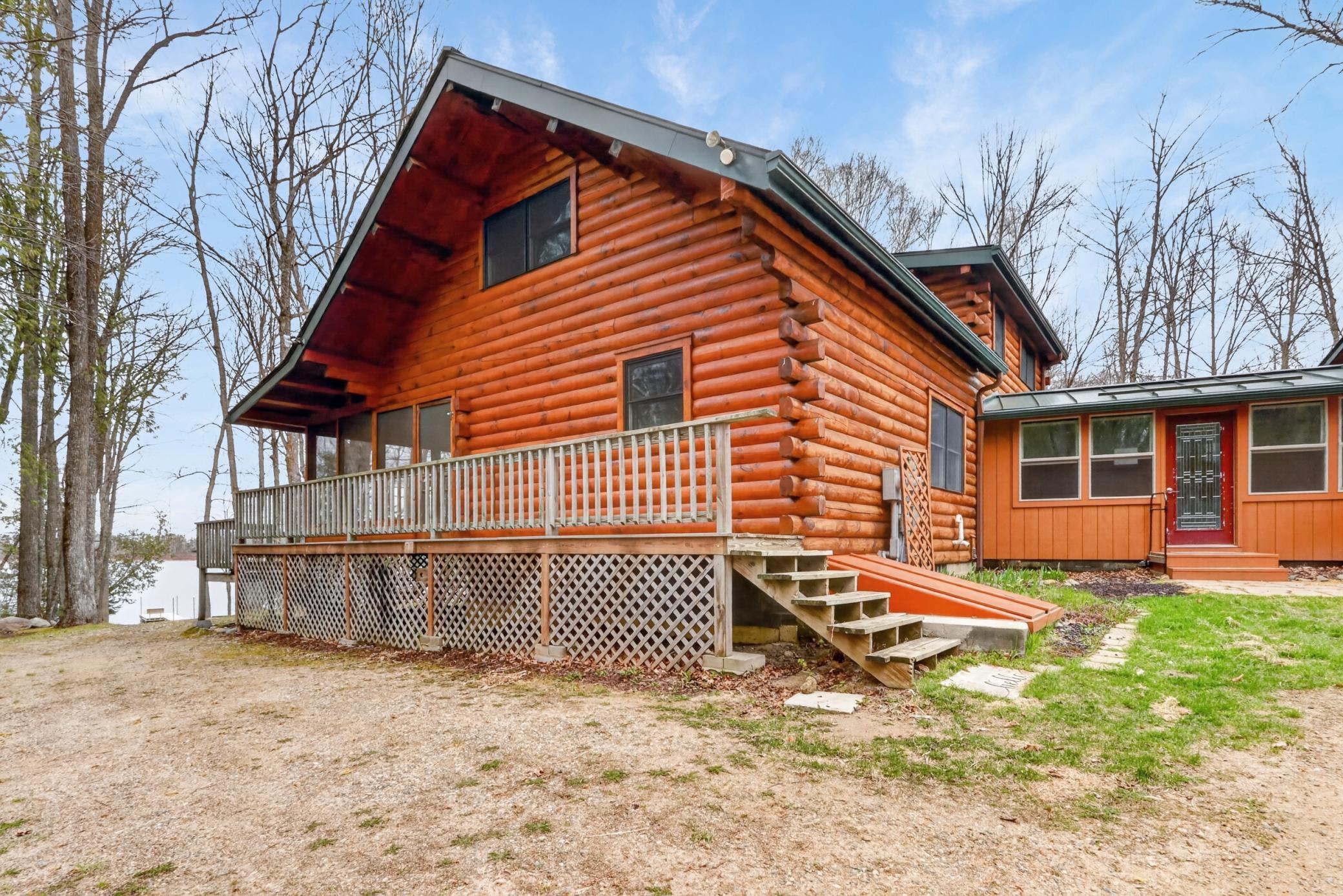 Outside entry to the screen porch