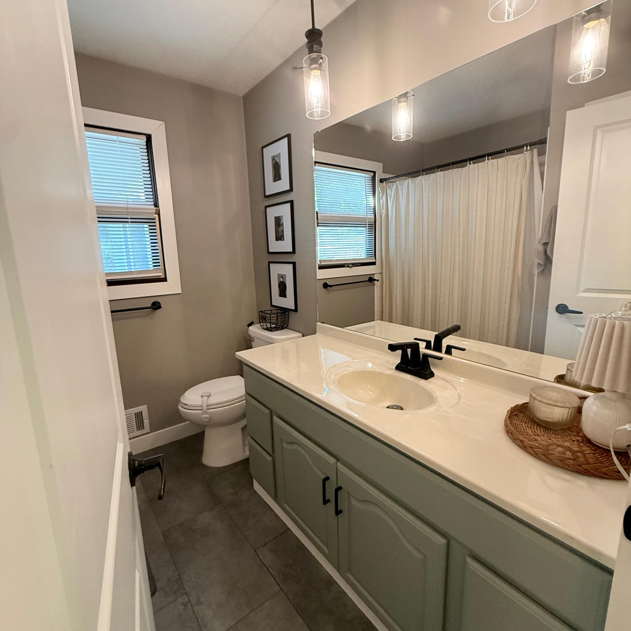 Main floor full bathroom