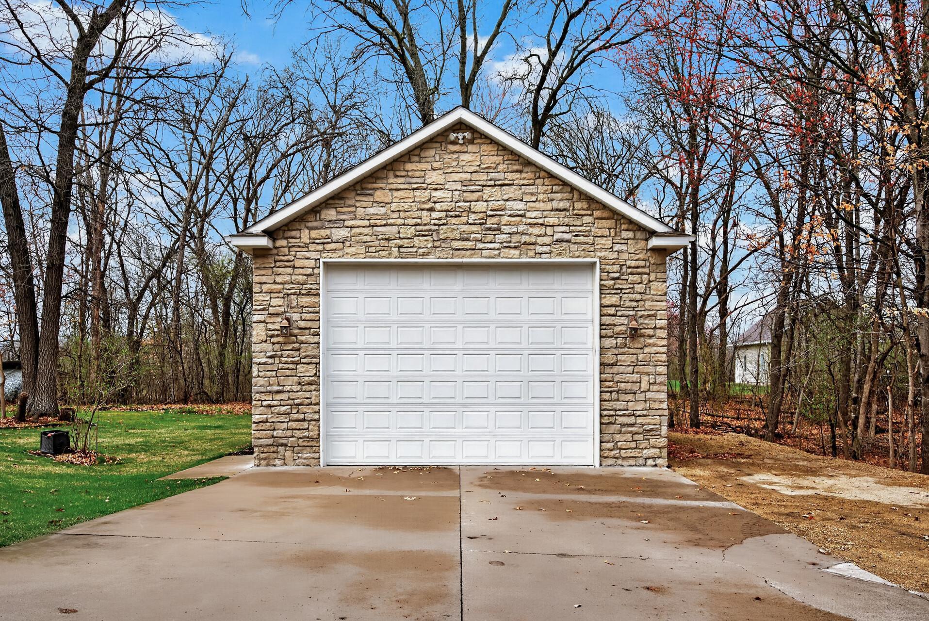 Detached garage 2.jpg
