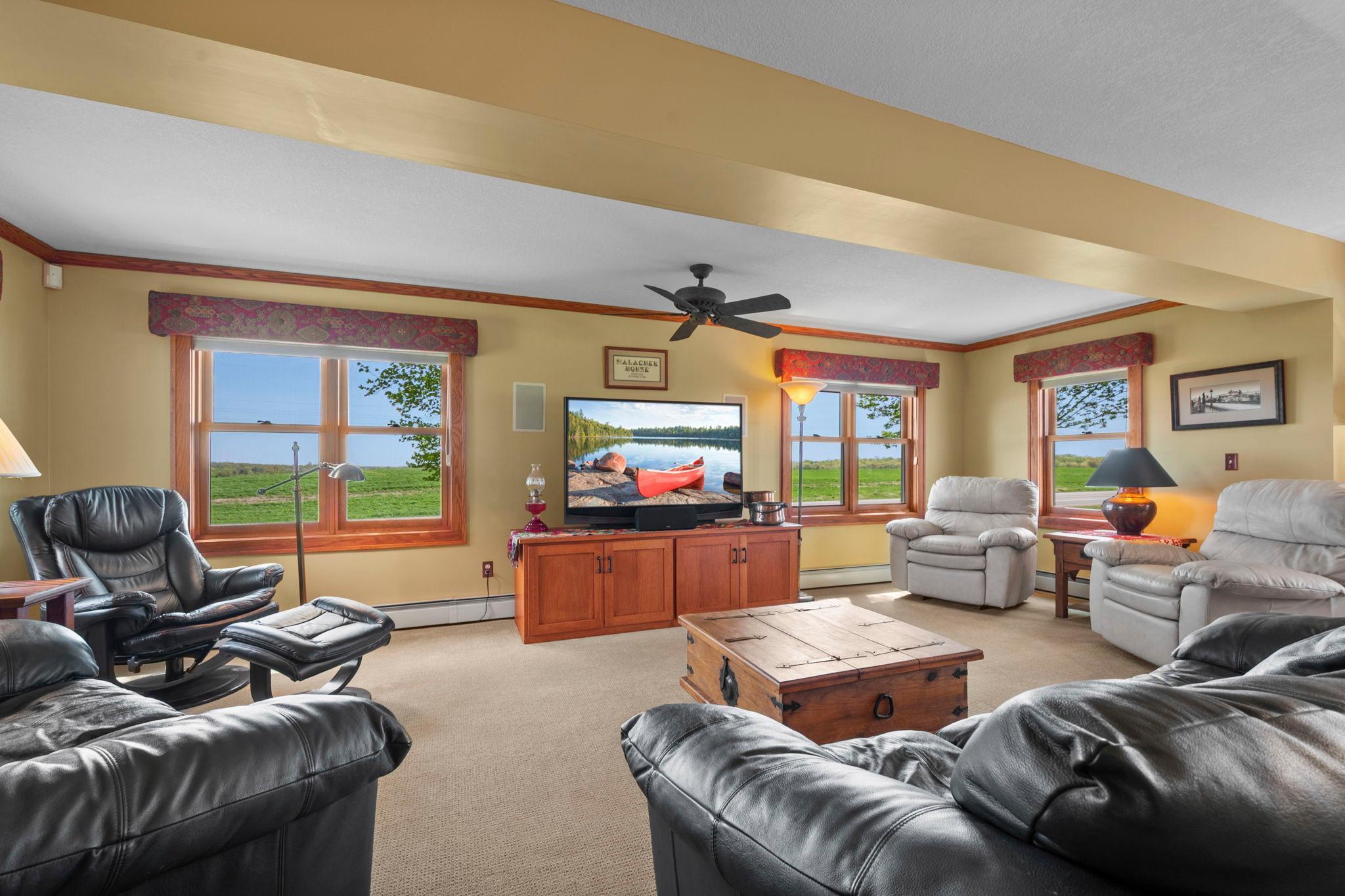 30-web-or-mls-8711 County Rd 7 NW-155.jpg