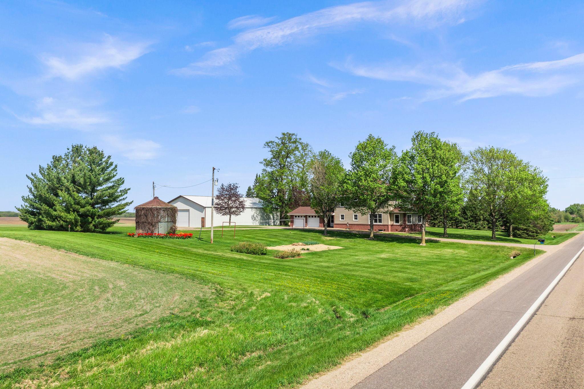 17-web-or-mls-8711 County Rd 7 NW-427.jpg