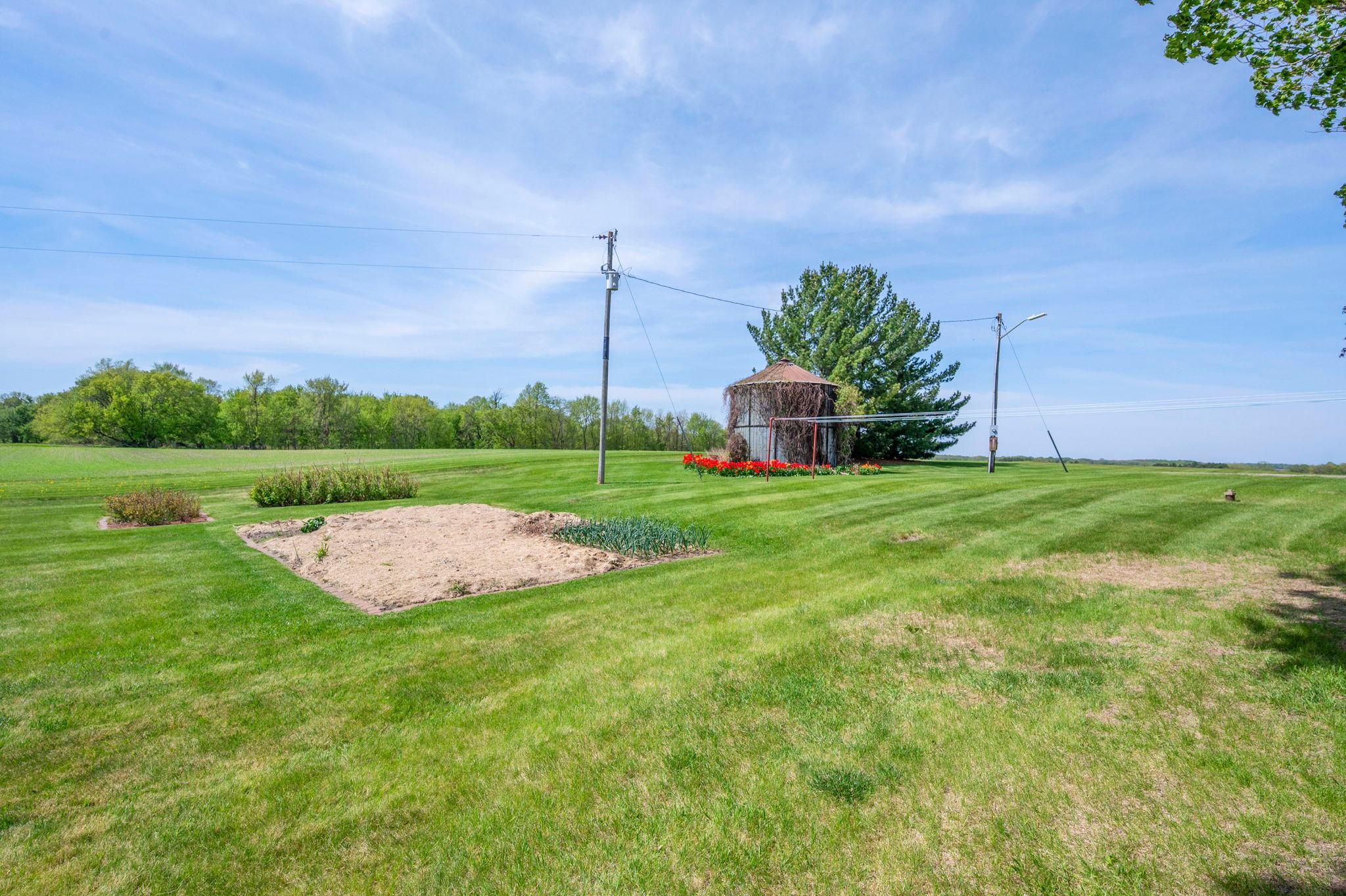 22-web-or-mls-8711 County Rd 7 NW-21.jpg