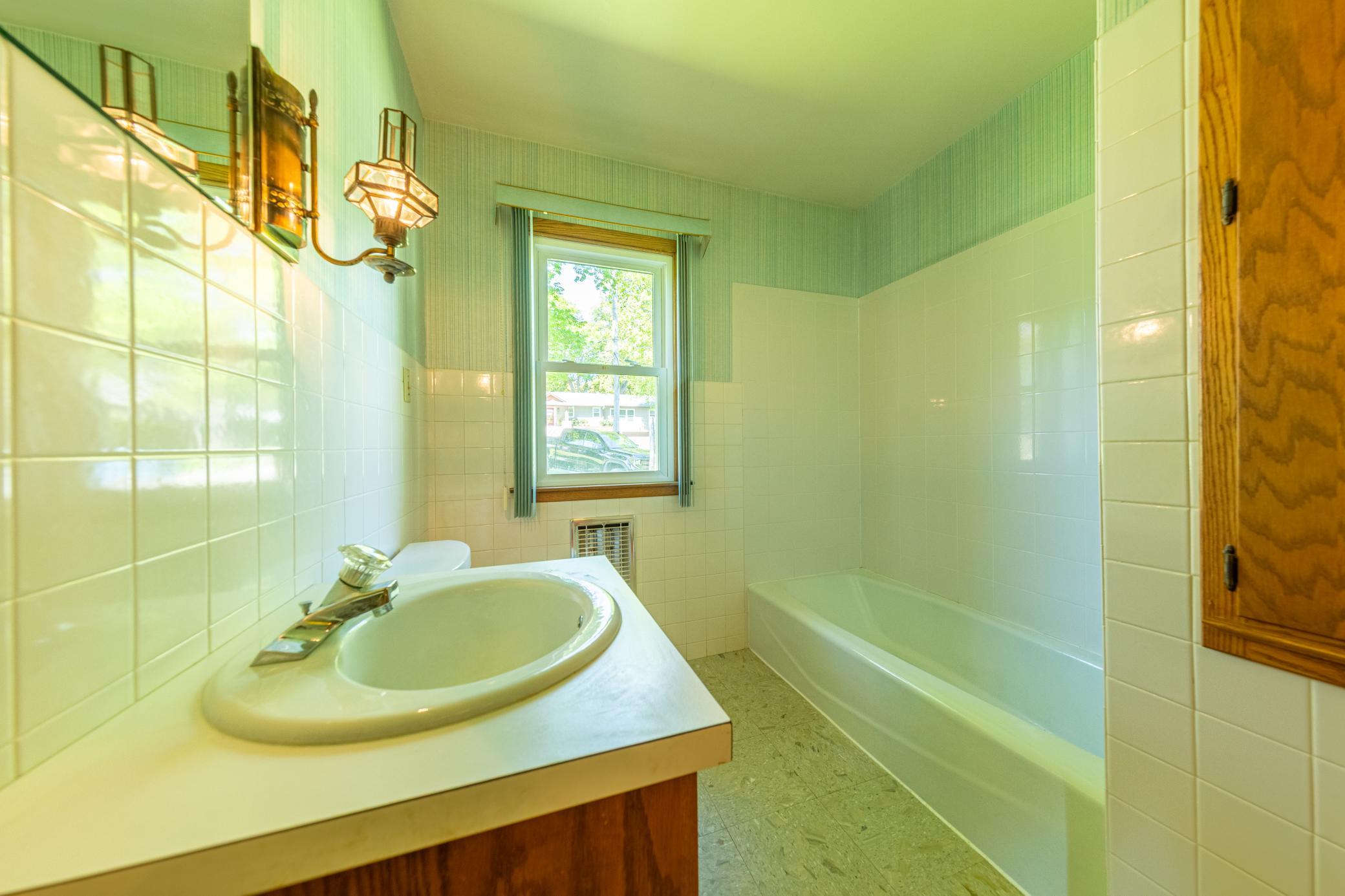 Main level full bath