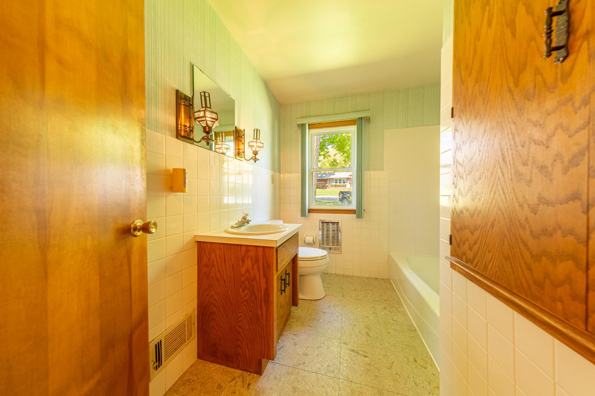 Main level full bath