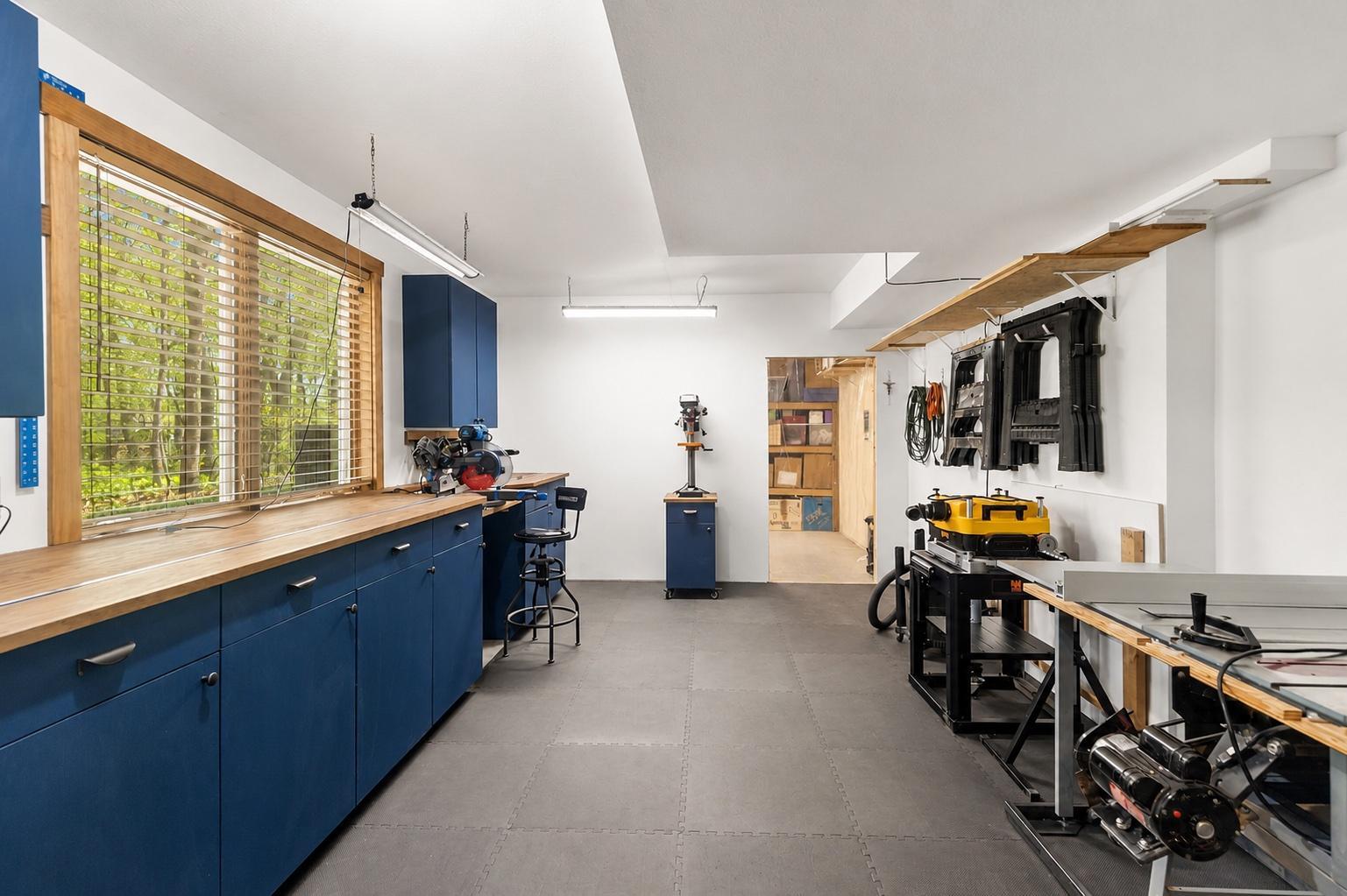 Spacious and bright "dream" workshop!