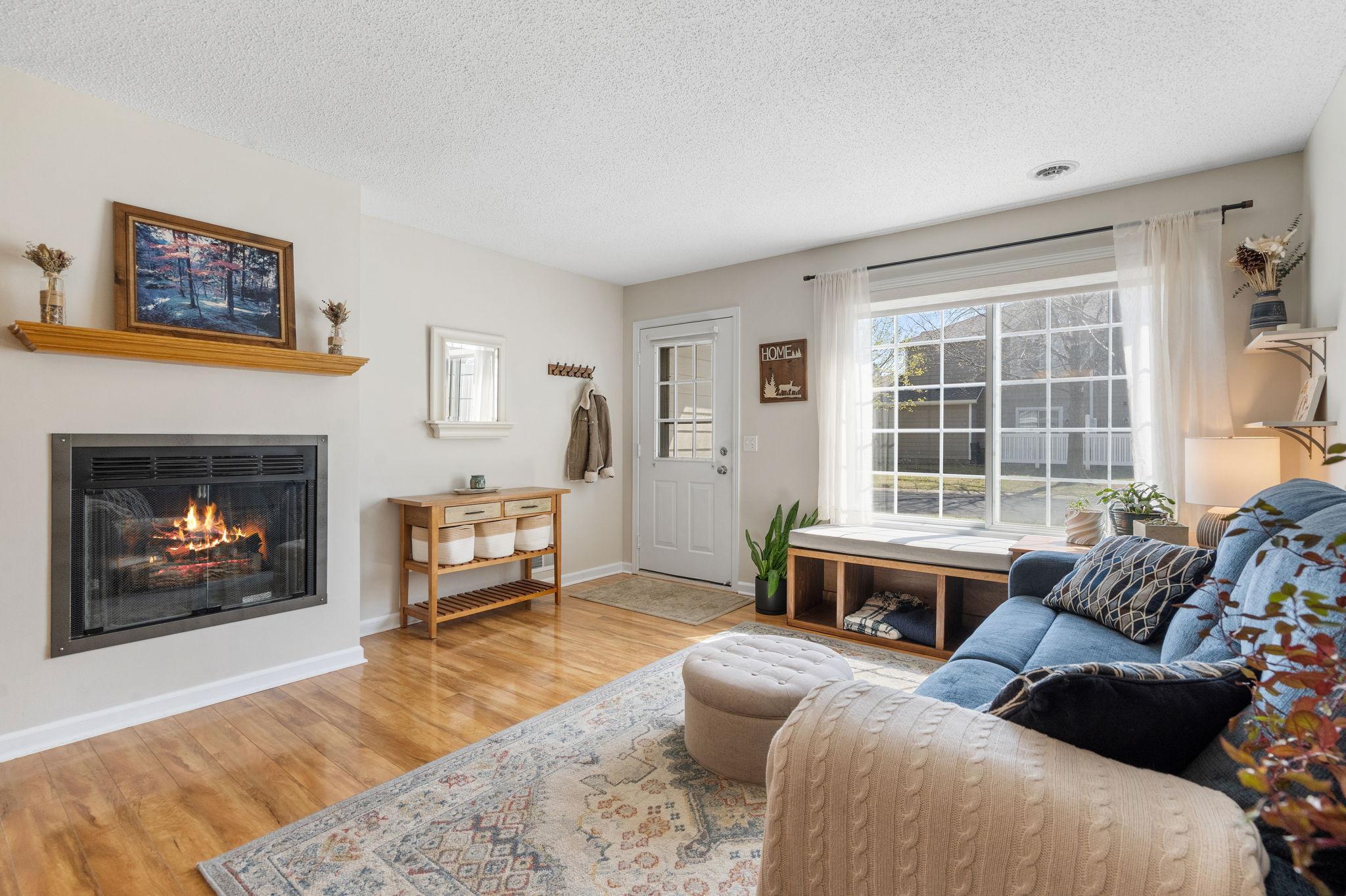 15-web-or-mls-592 Mariner Way-15.jpg
