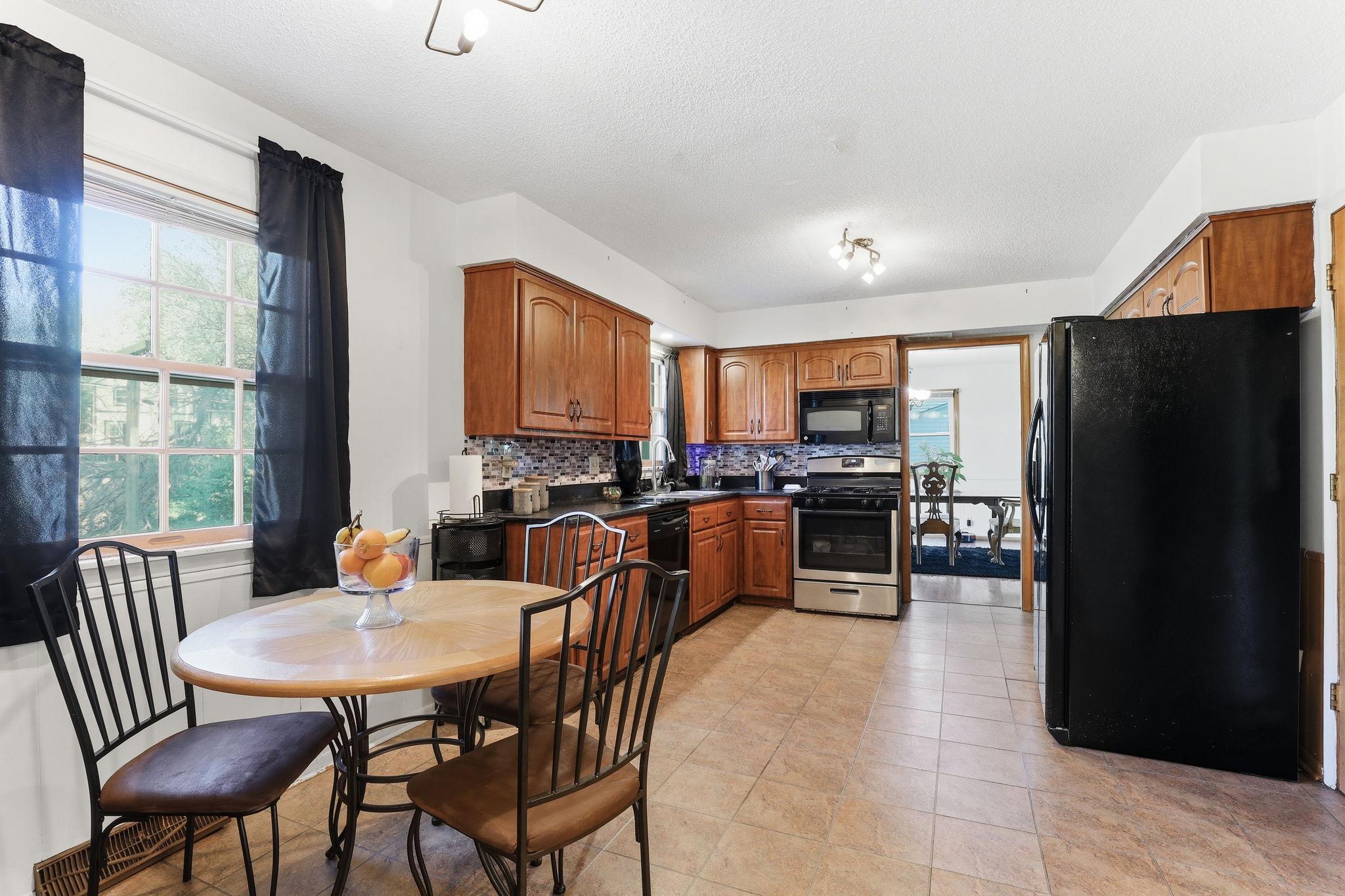 9-web-or-mls-2510-Cavell-Ave-09.jpg