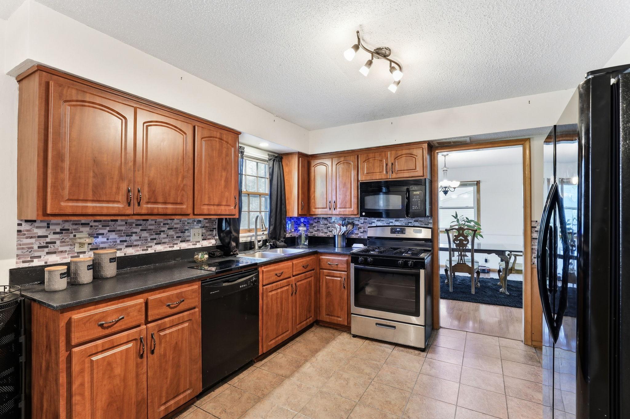 11-web-or-mls-2510-Cavell-Ave-11.jpg
