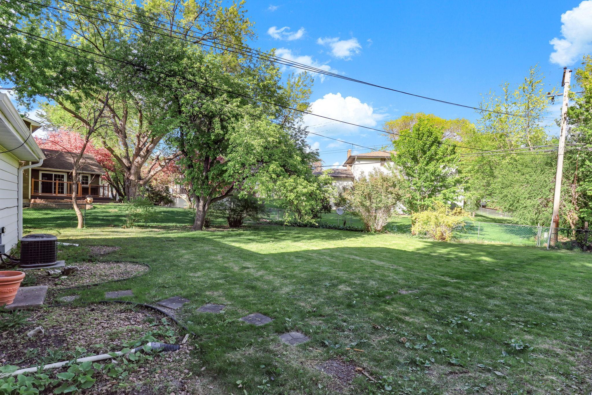 37-web-or-mls-2510-Cavell-Ave-37.jpg
