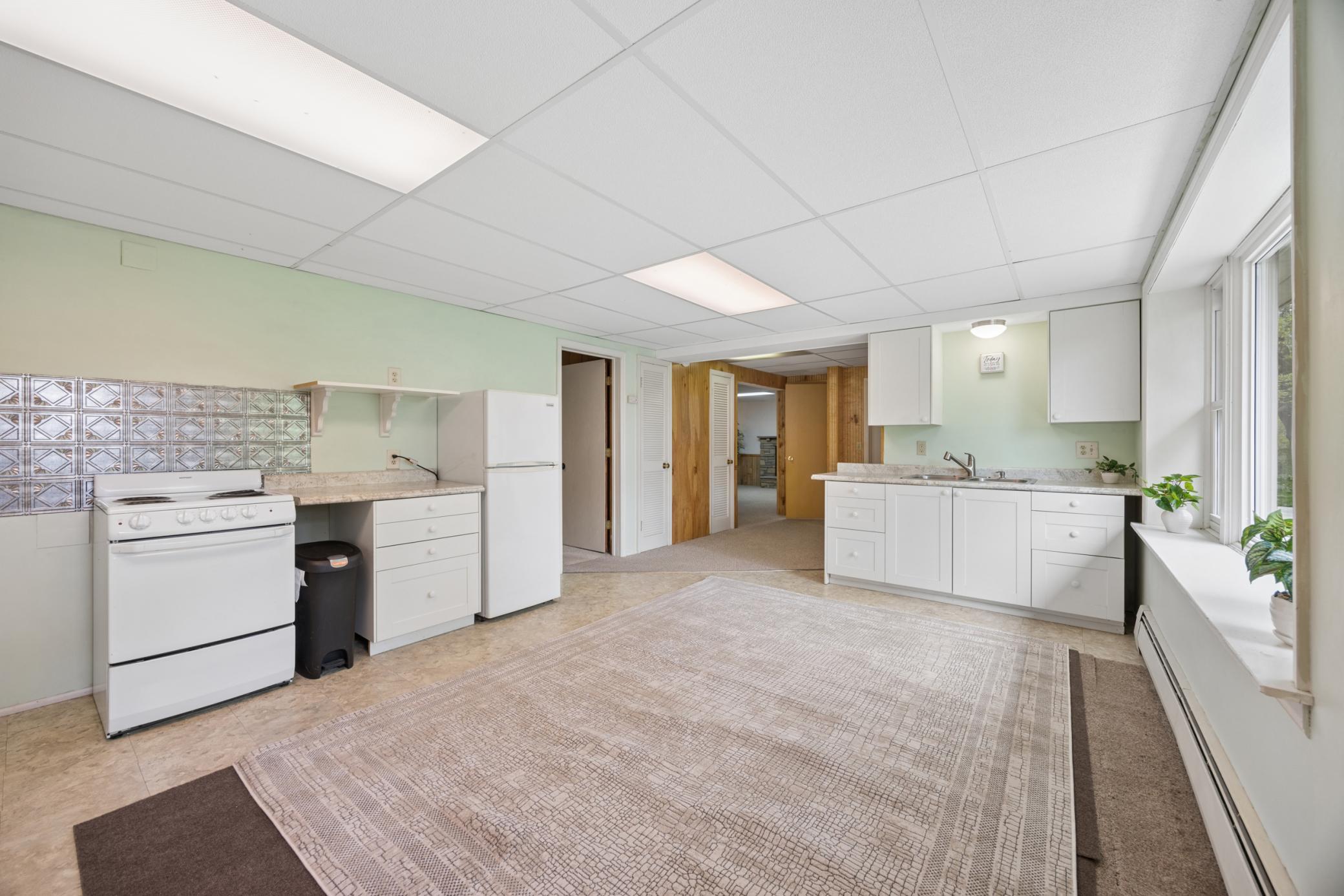 LL full kitchen ideal for multi-generational living, guests, teens, extended stays, or potential rental/in-law suite flexibility.