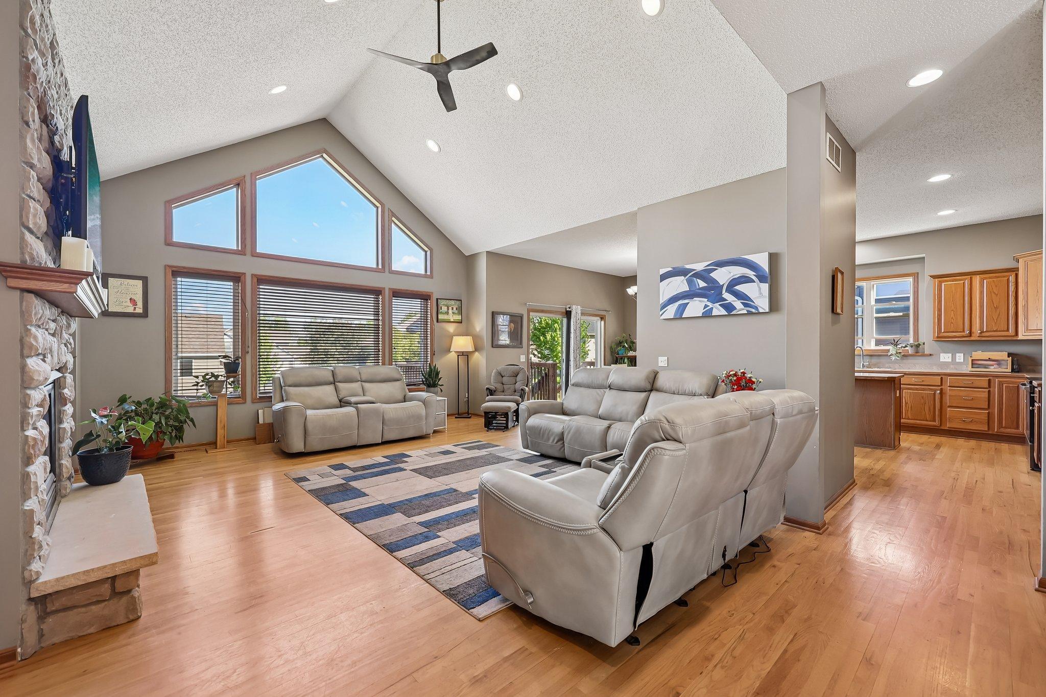 11-web-or-mls-Overlook Dr SE-S2105-011.jpg
