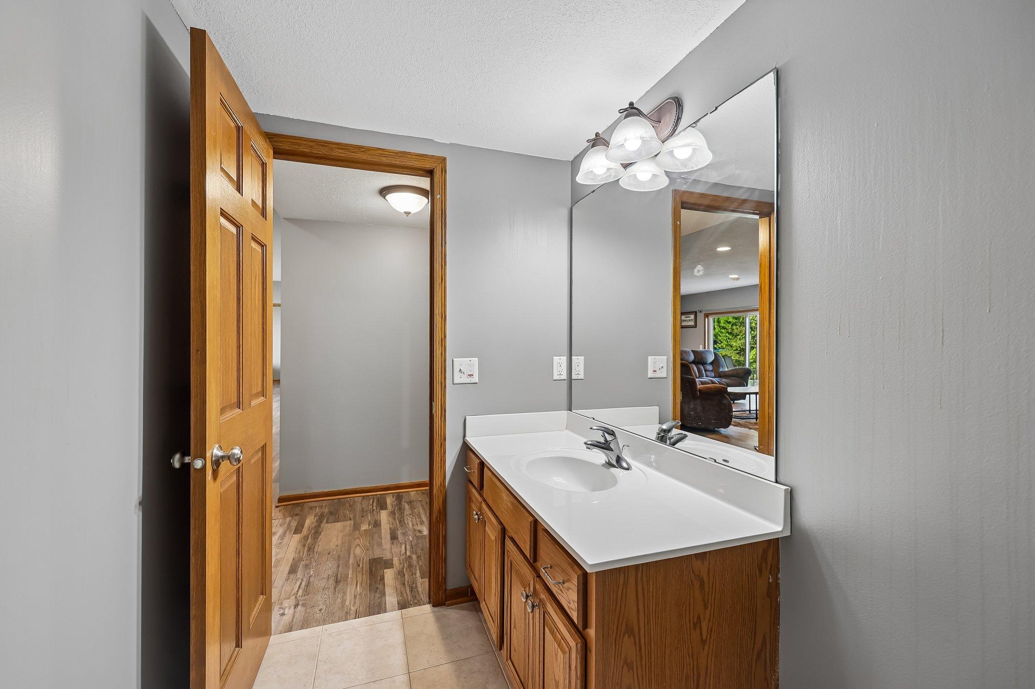 22-web-or-mls-Overlook Dr SE-S2105-022.jpg