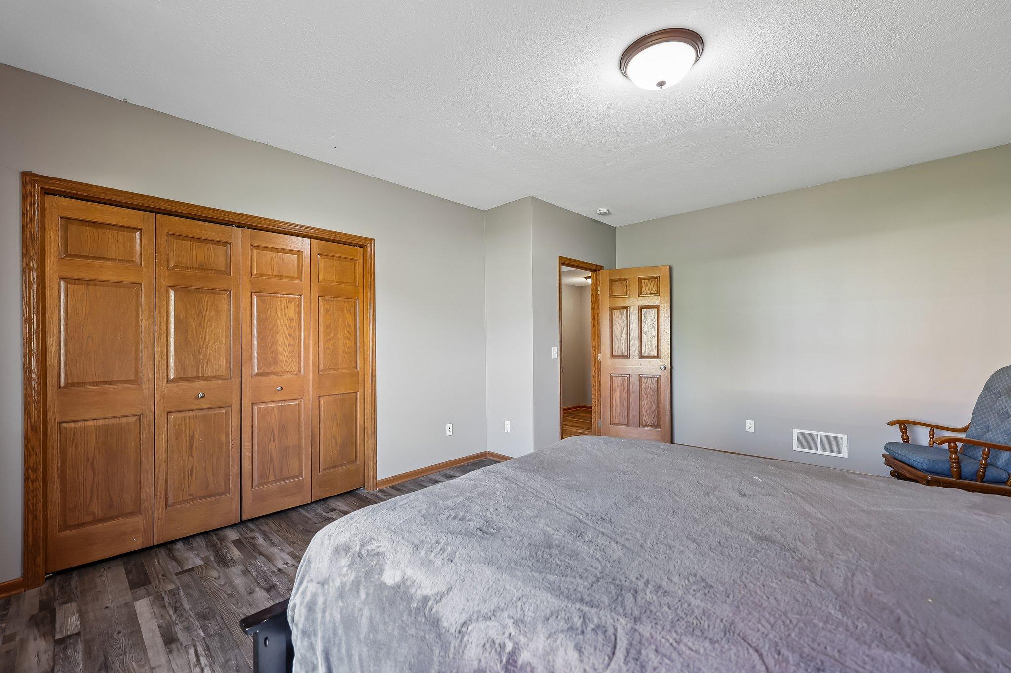 28-web-or-mls-Overlook Dr SE-S2105-028.jpg