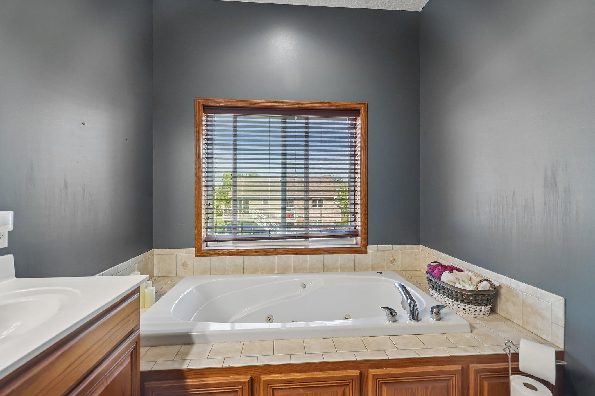 39-web-or-mls-Overlook Dr SE-S2105-039.jpg
