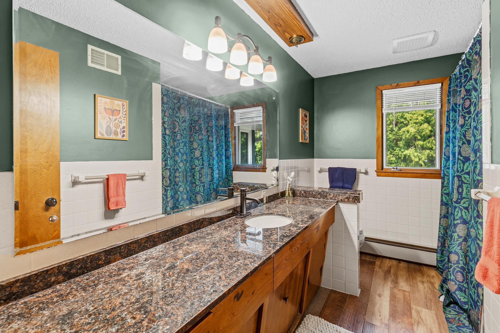 Full bath on the upper level.