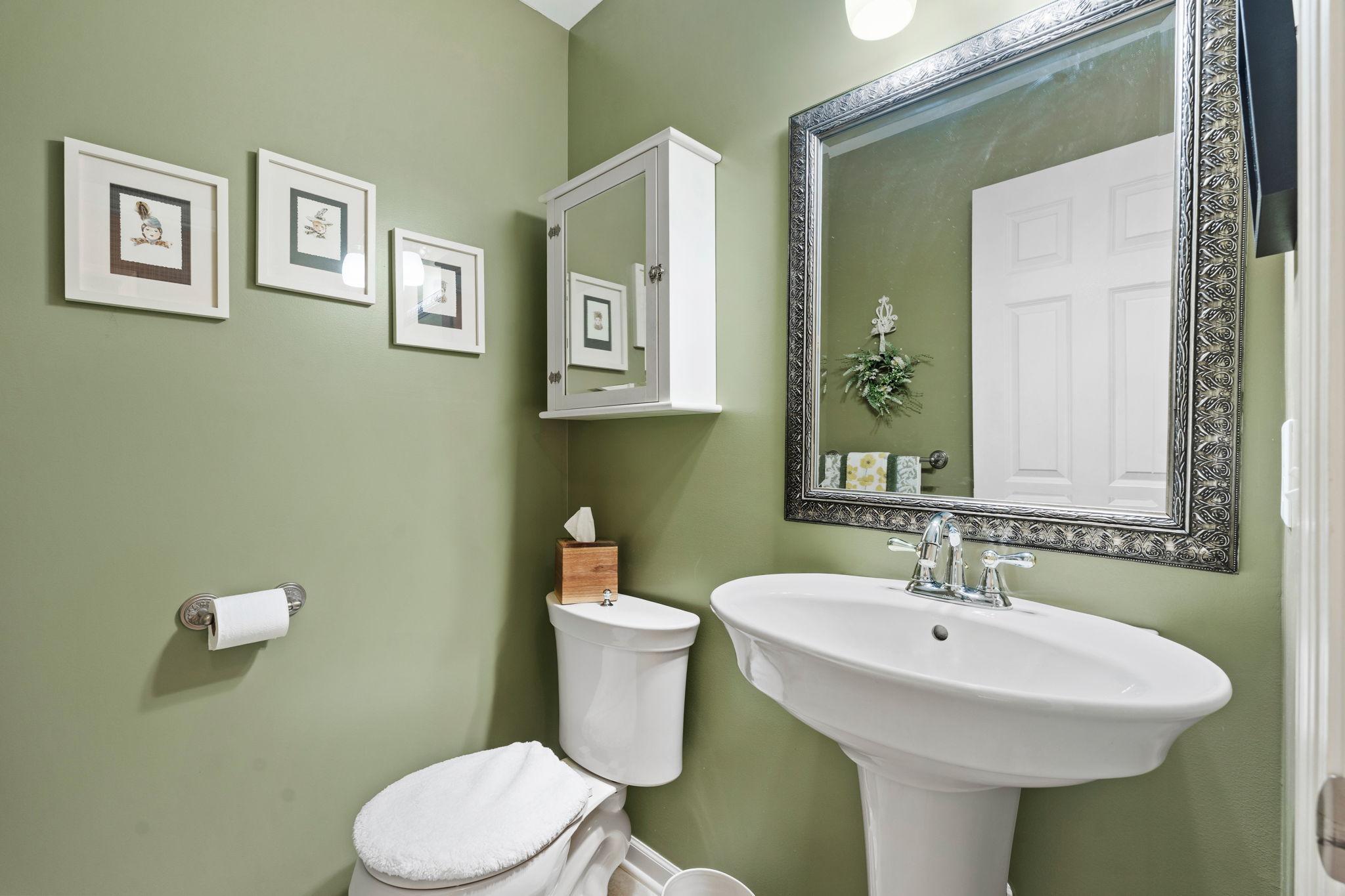 Main level 1/2 bath